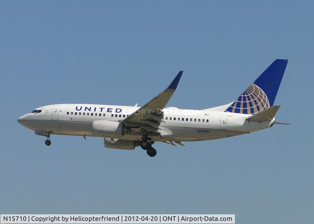 N15710, 1998 Boeing 737-724 C/N 28780, Approaching the outer fence