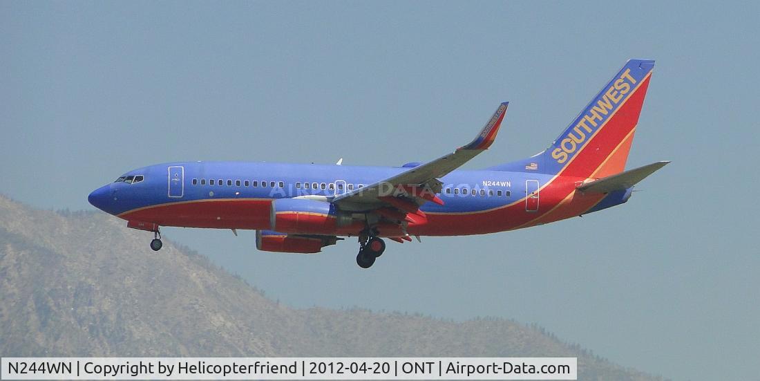 N244WN, 2006 Boeing 737-7H4 C/N 34864, Approaching the outer fence