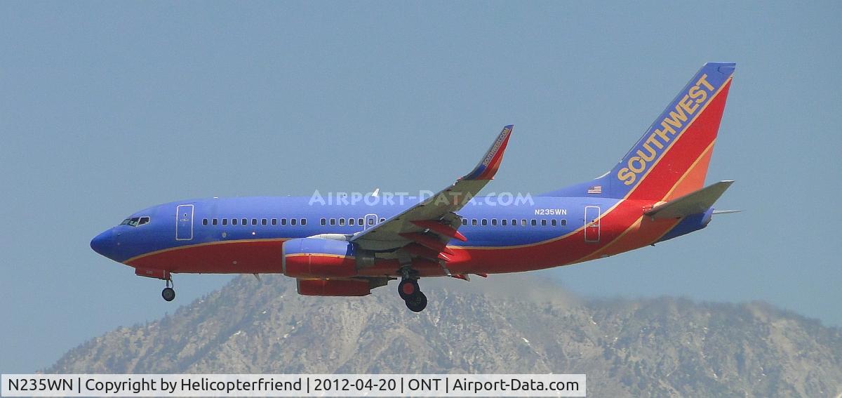N235WN, 2006 Boeing 737-7H4 C/N 34630, Giving some power prior to reaching the outer fence