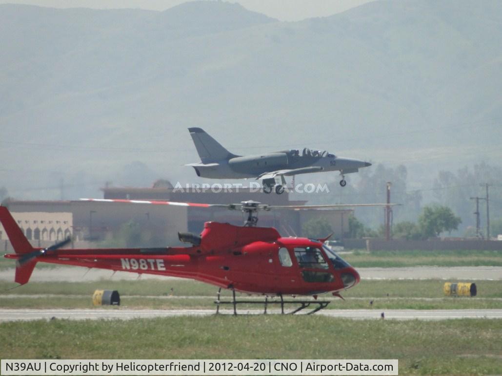 N39AU, 1980 Aero L-39 Albatros C/N 031603, Lifting off from runway 26L while helicopter N98TE is landing on 26R