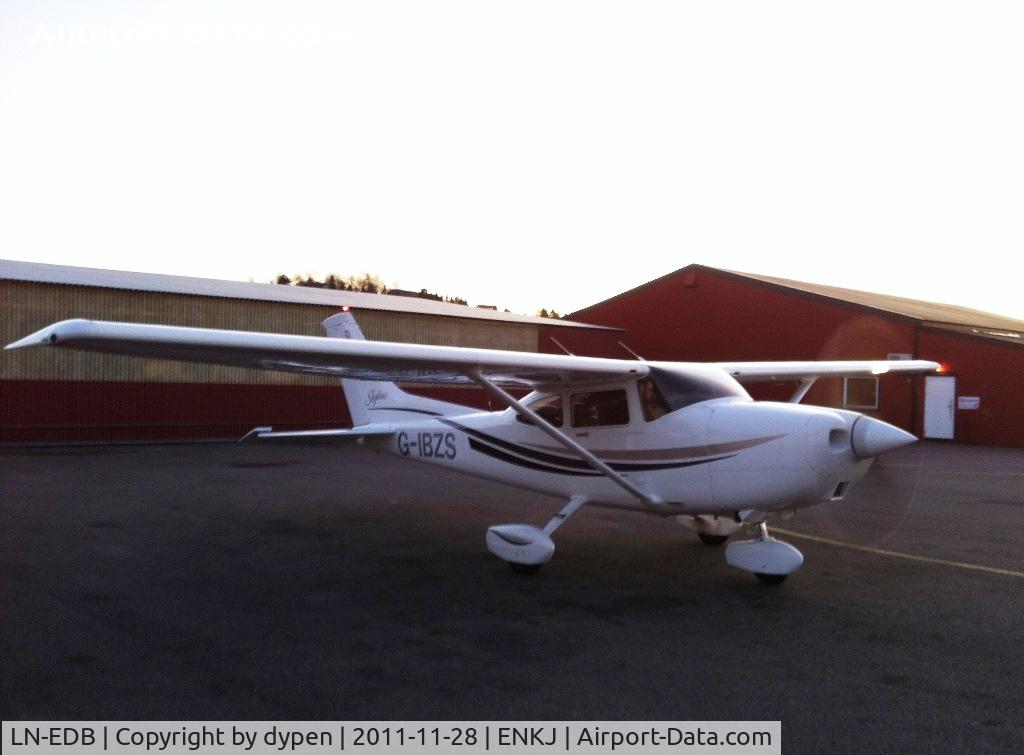 LN-EDB, 1999 Cessna 182S Skylane C/N 18280529, G-IBZS on ENKJ Kjeller Airport 28.11.2011