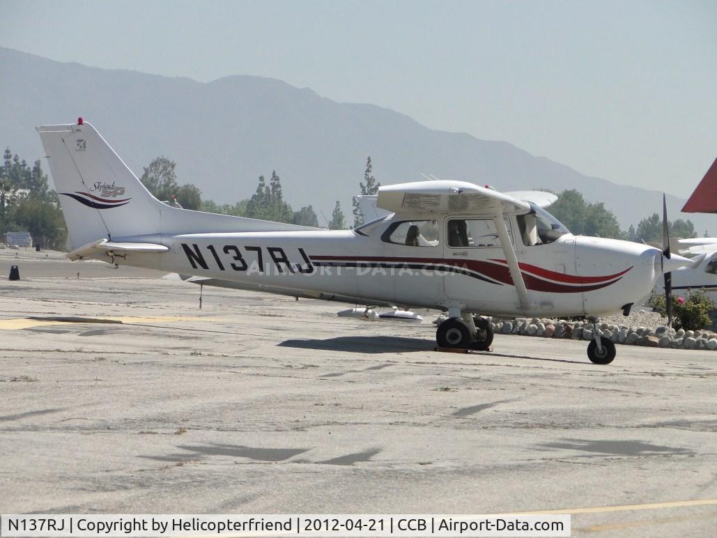 N137RJ, 1999 Cessna 172S C/N 172S8296, Parked north of Maniac Mike's Cafe