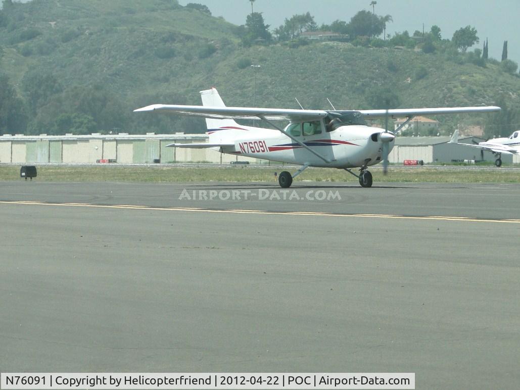 N76091, 1976 Cessna 172N C/N 17268121, Taxiing eastbound on taxiway Sierra for runway 26L