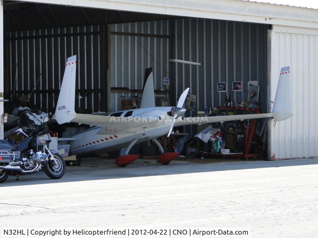 N32HL, 1989 Co-Z Cozy C/N 176, Head bowed and in the hanger