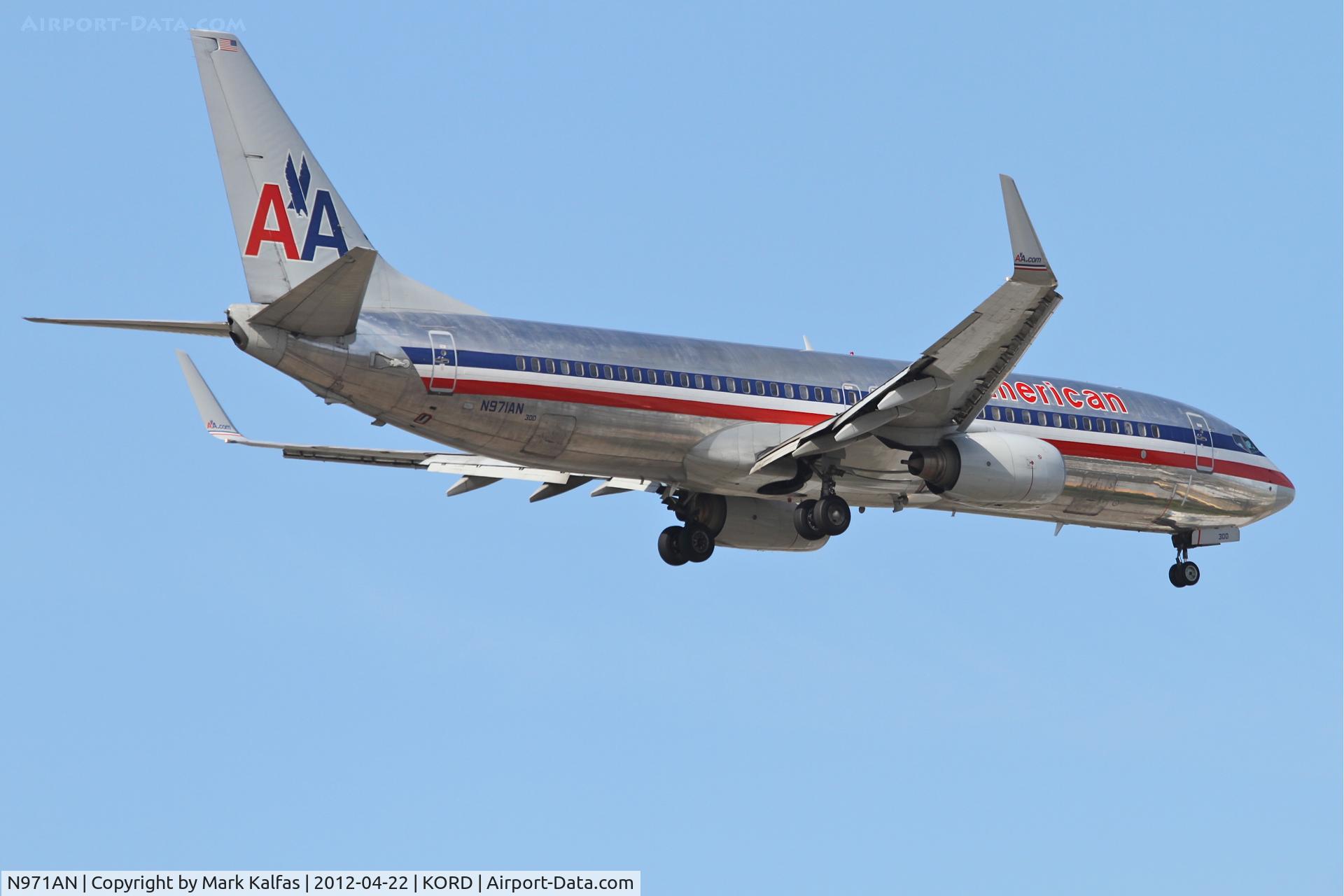 N971AN, 2001 Boeing 737-823 C/N 29547, American Airlines Boeing 737-823, AAL1372 arriving from Los Angeles International/KLAX, RWY 10 approach KORD.