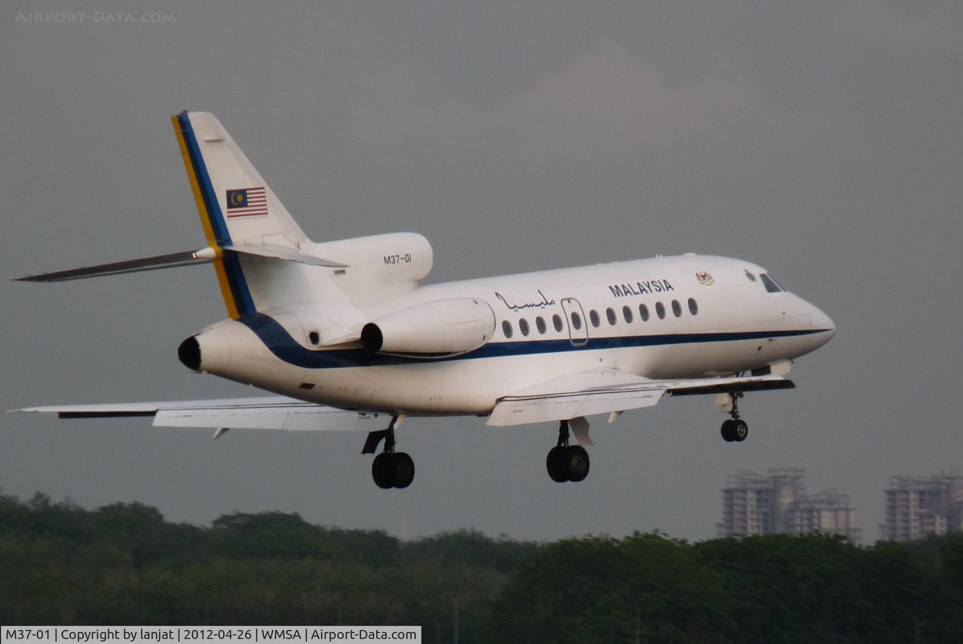 M37-01, 1989 Dassault Falcon 900 C/N 64, beautiful Landing