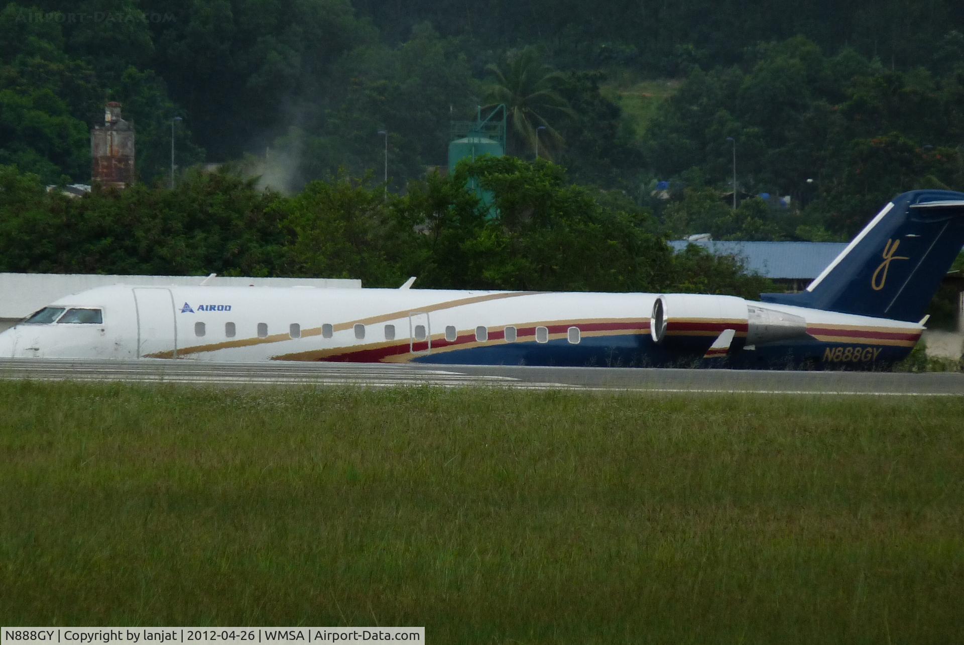 N888GY, 2001 Bombardier CRJ-200ER (CL-600-2B19) C/N 7471, maintaned by airod?