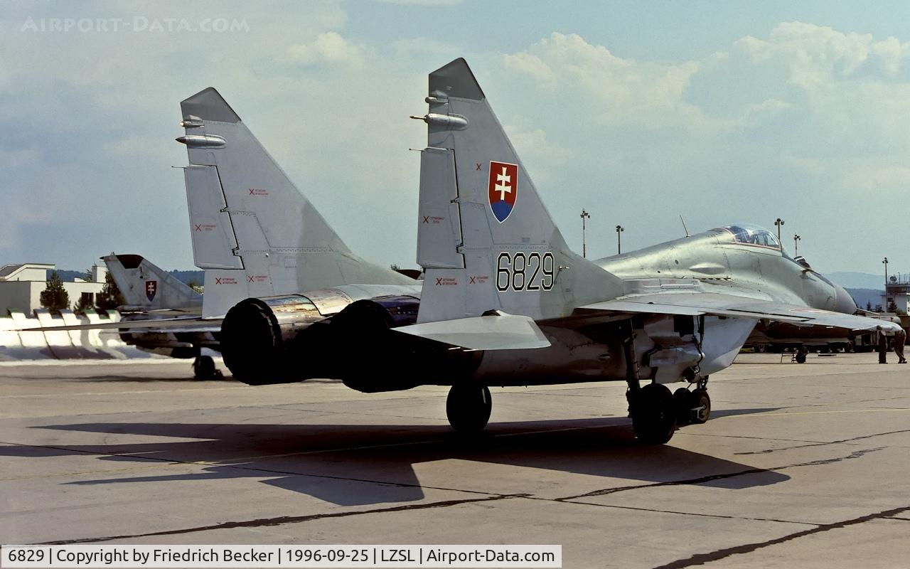 6829, Mikoyan-Gurevich MiG-29A C/N 2960536068, taxying to the active
