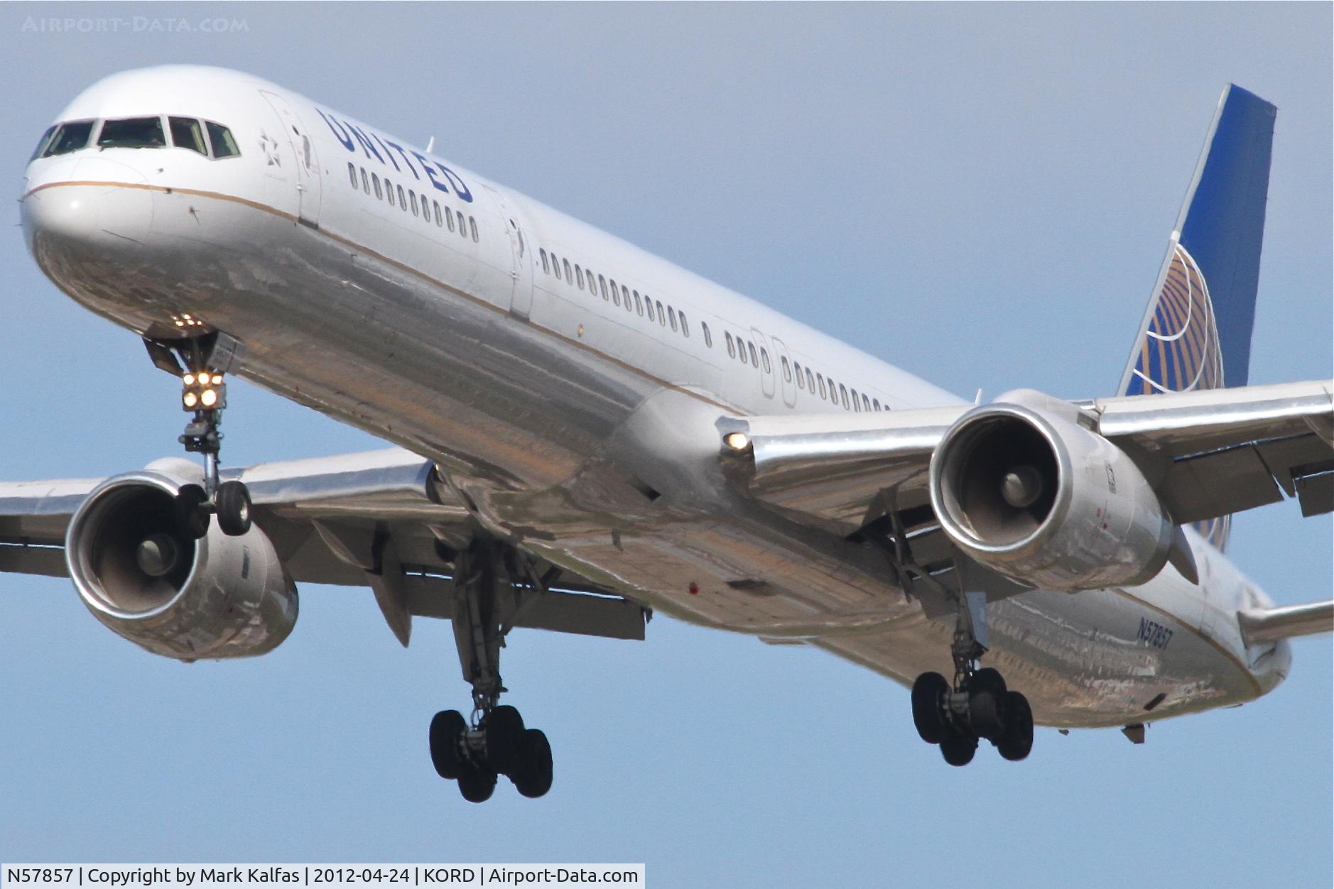 N57857, 2004 Boeing 757-324 C/N 32816, United Airlines Boeing 757-324, UAL190 arriving from Houston Bush Intercontinental/KIAH, RWY 28 approach KORD.
