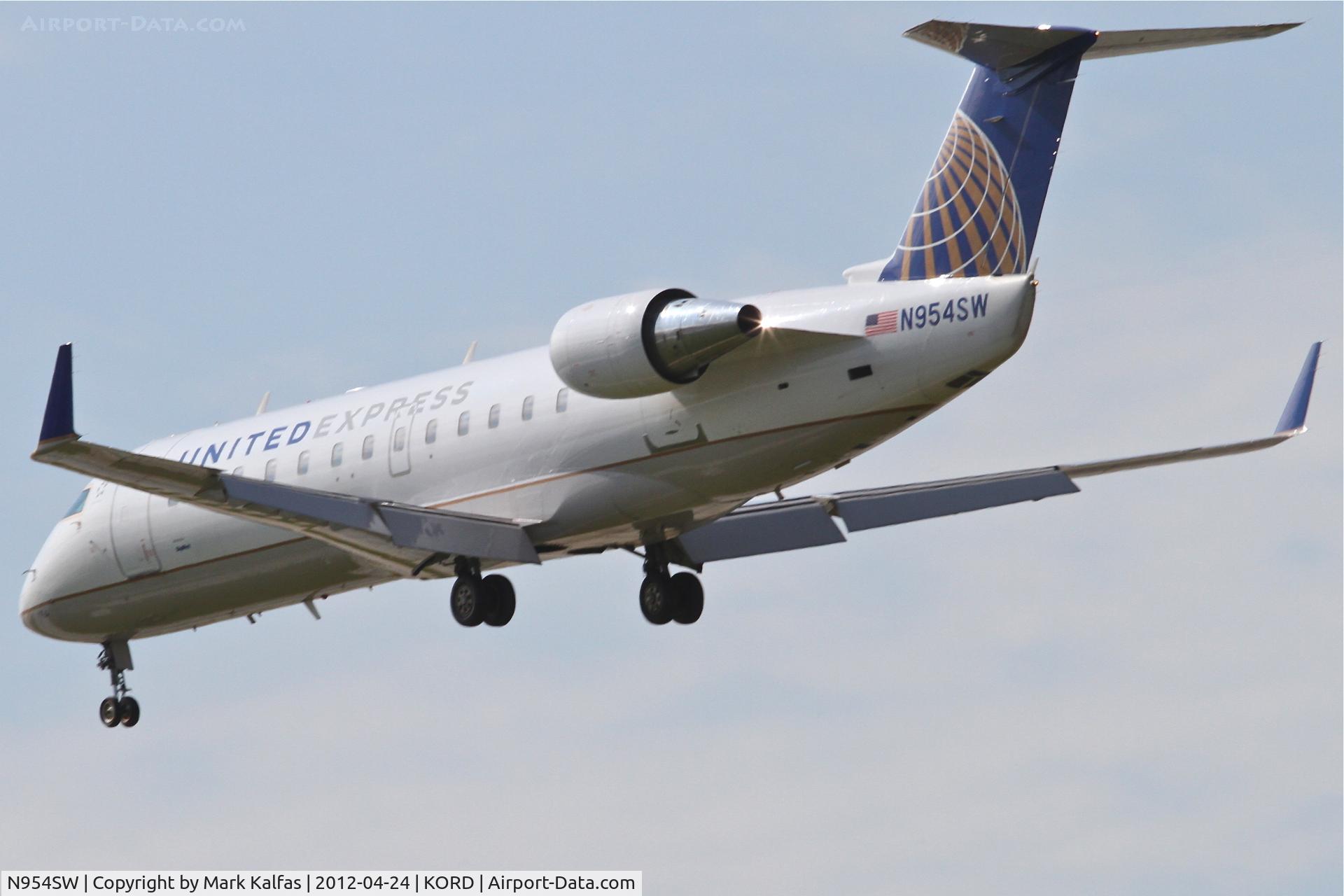 N954SW, 2003 Bombardier CRJ-200LR (CL-600-2B19) C/N 7815, SkyWest/United Express Bombardier CL-600-2B19, SKW6331 arriving from  Memphis Intl./KMEM, RWY 28 approach KORD.