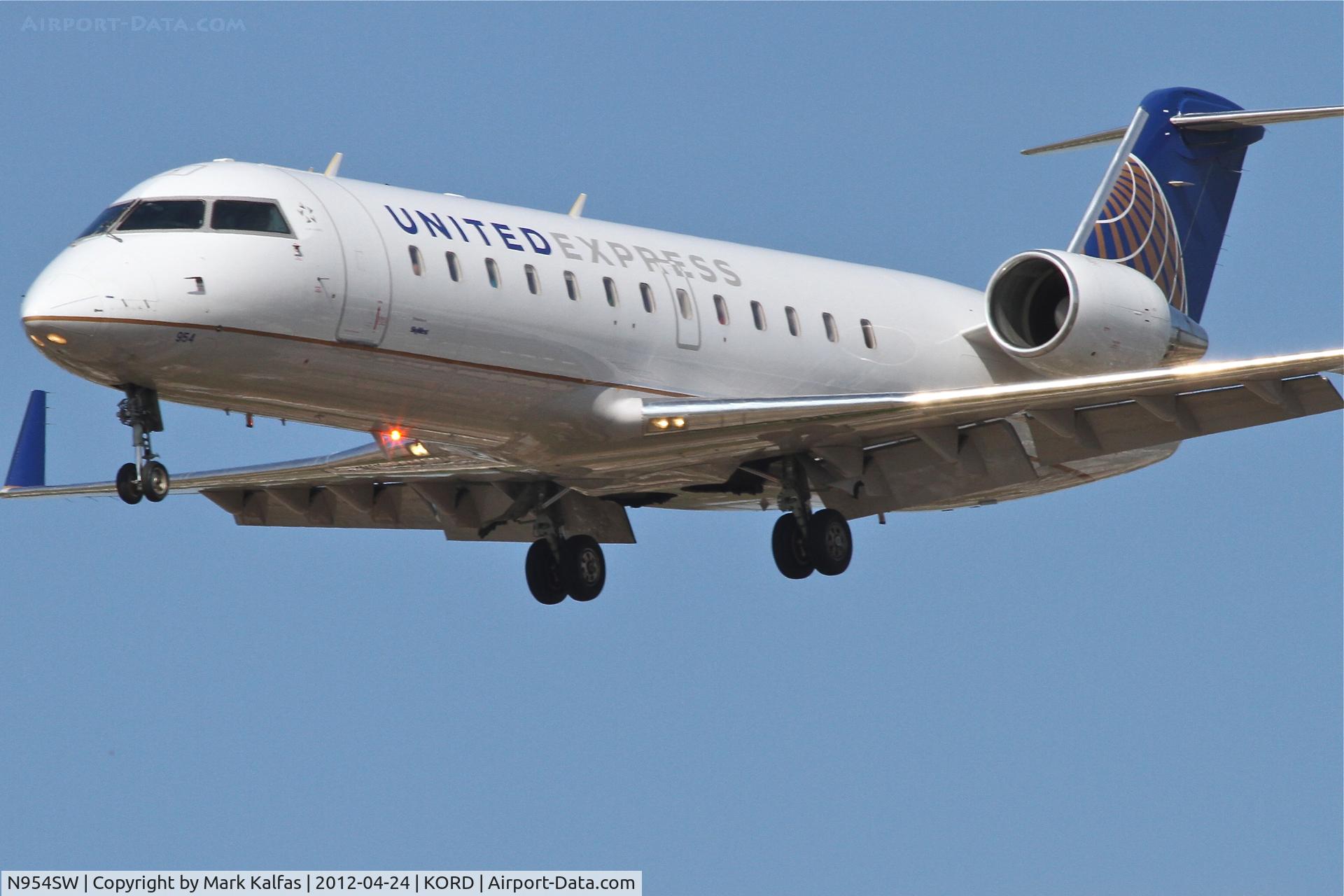 N954SW, 2003 Bombardier CRJ-200LR (CL-600-2B19) C/N 7815, SkyWest/United Express Bombardier CL-600-2B19, SKW6331 arriving from Memphis Intl./KMEM, RWY 28 approach KORD.