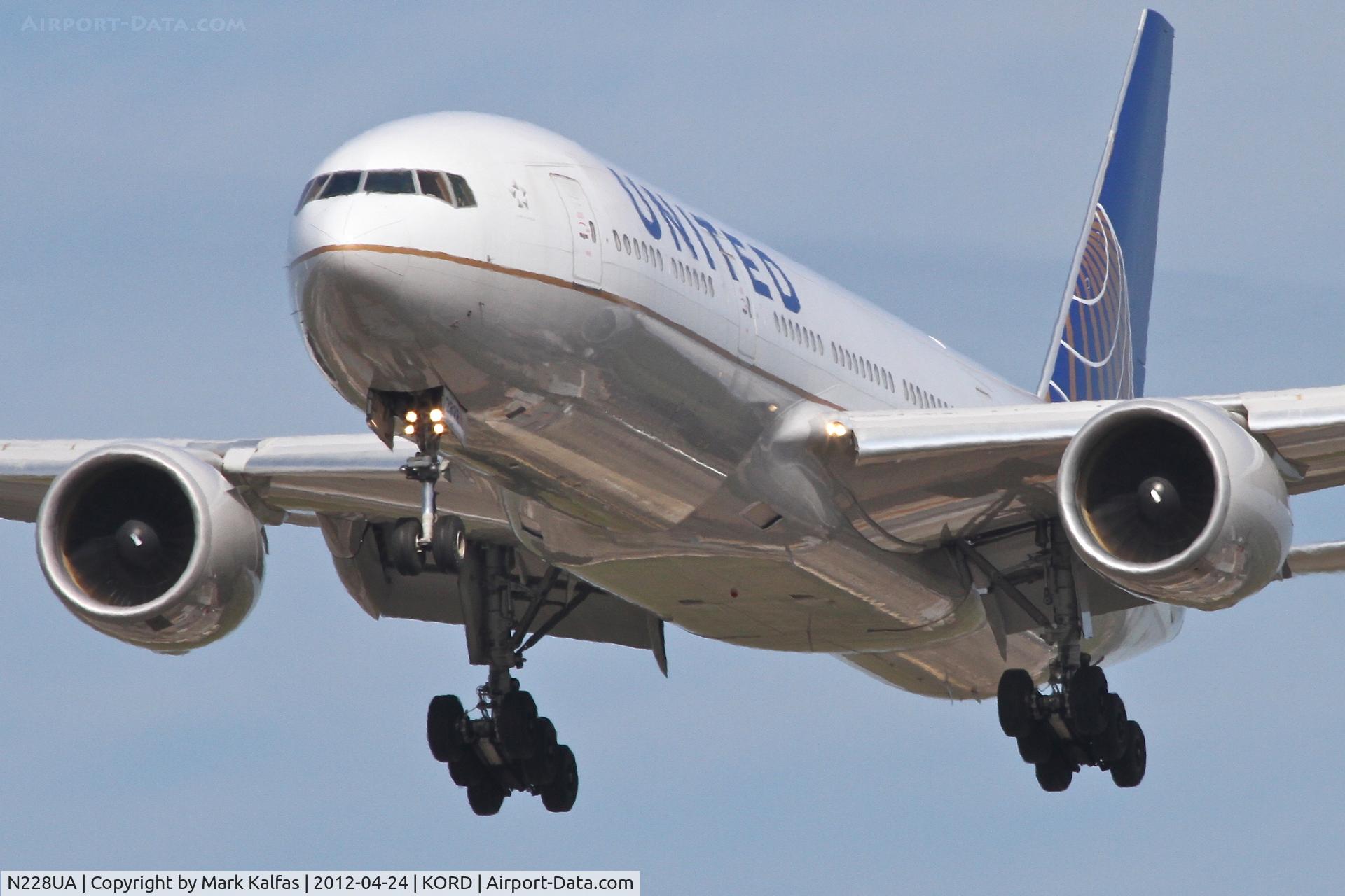 N228UA, 2002 Boeing 777-222 C/N 30556, United Airlines Boeing 777-222, UAL850 arriving from Beijing Capital Int'l/ZBAA, RWY 28 approach KORD.