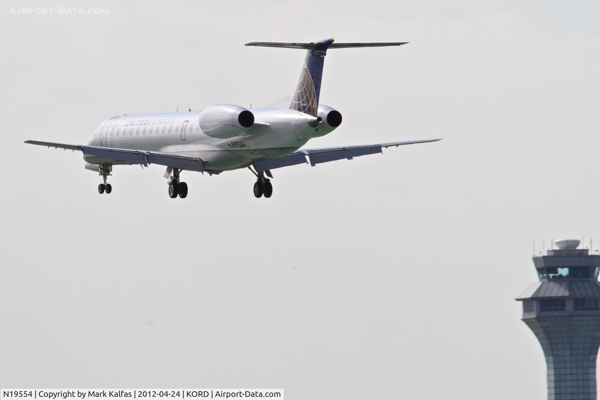 N19554, 2002 Embraer EMB-145LR C/N 145587, ExpressJet/United Express Embraer EMB-145LR, ASQ5812 arriving from Linclon/KLNK, RWY 28 approach KORD.