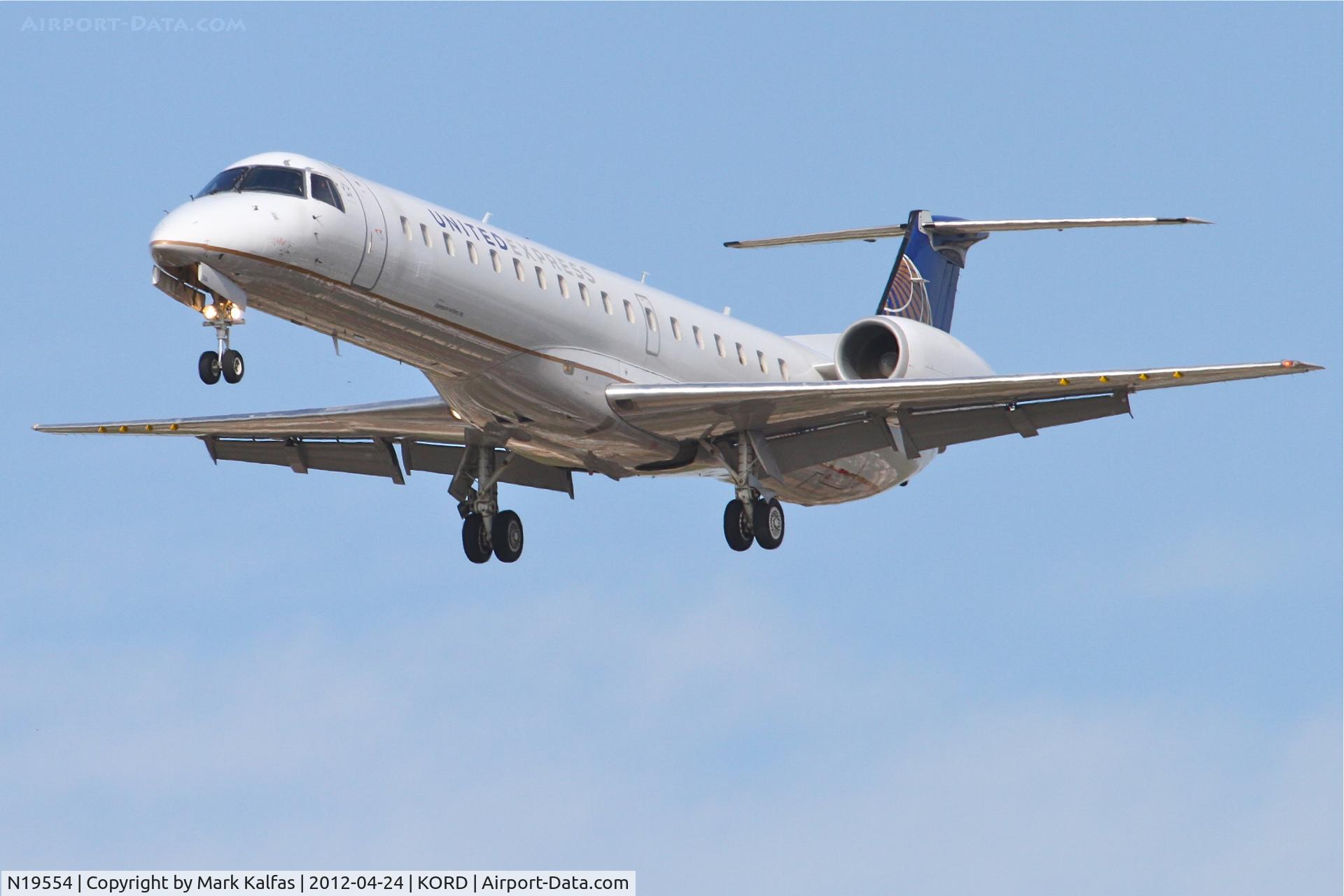 N19554, 2002 Embraer EMB-145LR C/N 145587, ExpressJet/United Express Embraer EMB-145LR, ASQ5812 arriving from Linclon/KLNK, RWY 28 approach KORD.