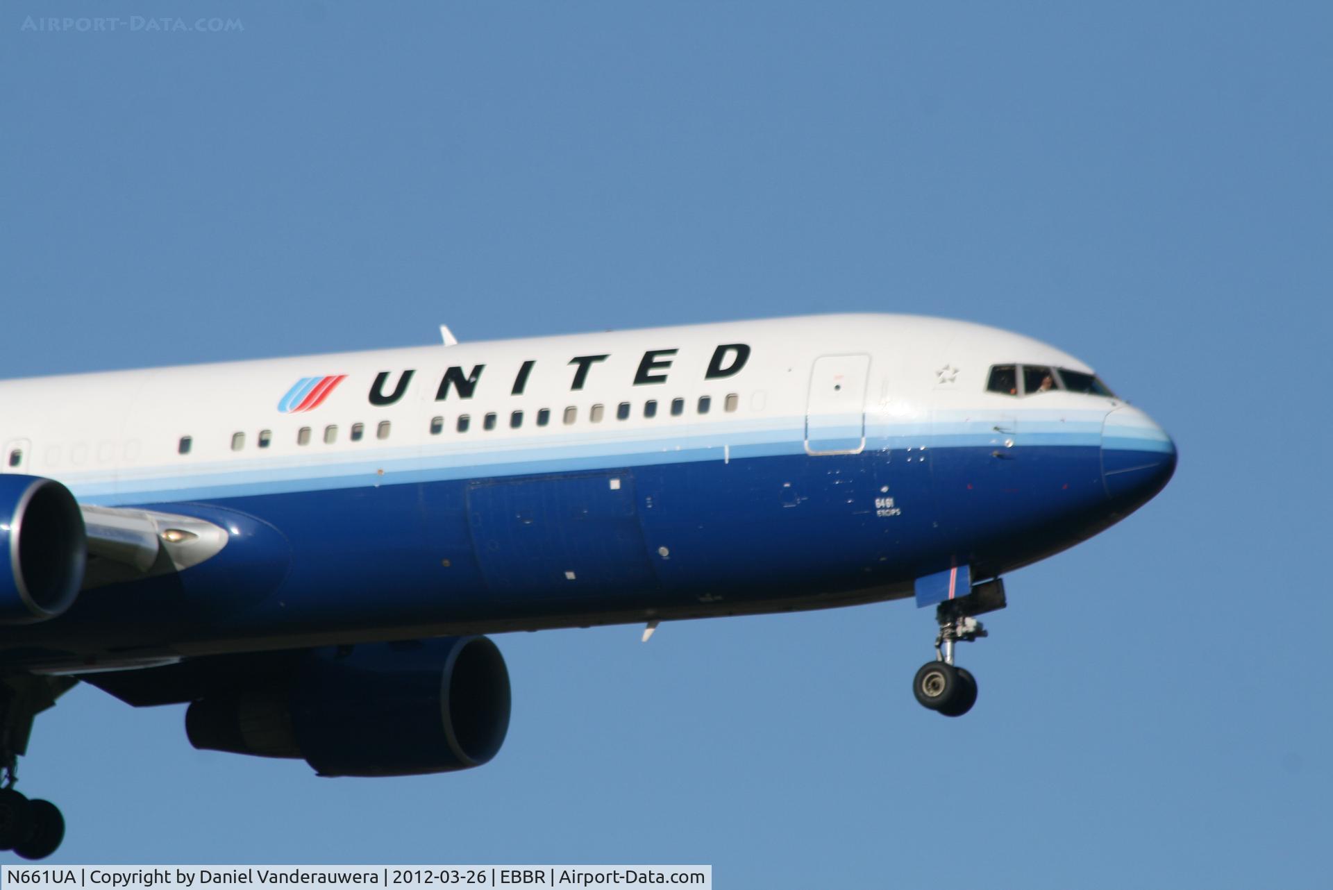 N661UA, 1993 Boeing 767-322 C/N 27158, Arrival of flight UA972 to RWY 02