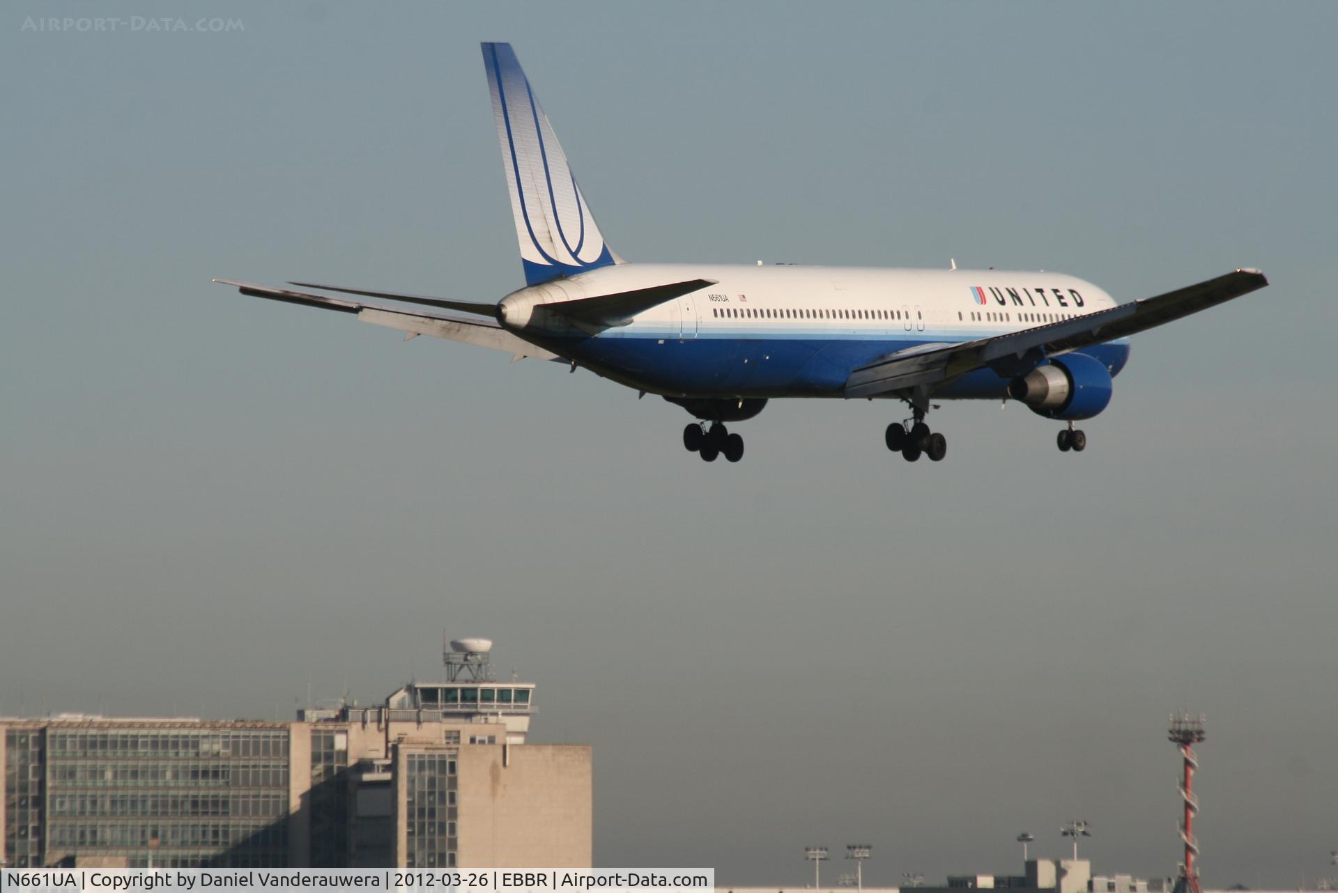 N661UA, 1993 Boeing 767-322 C/N 27158, Flight UA972 is descending to RWY 02