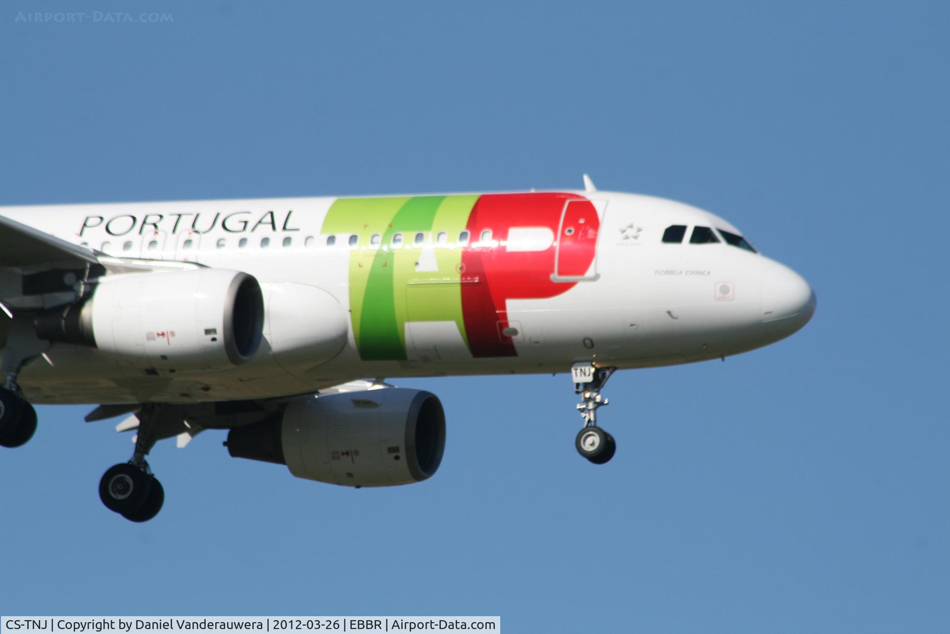 CS-TNJ, 2000 Airbus A320-214 C/N 1181, Arrival of flight TP606 to RWY 02