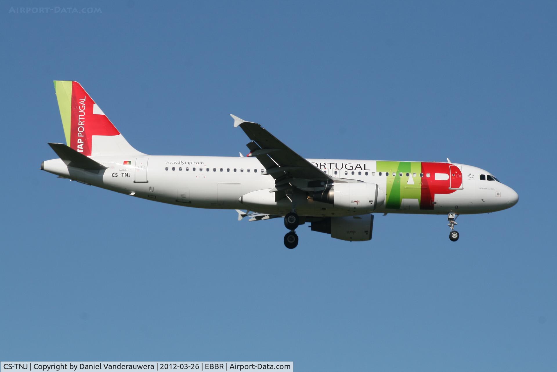 CS-TNJ, 2000 Airbus A320-214 C/N 1181, Flight TP606 is descending to RWY 02