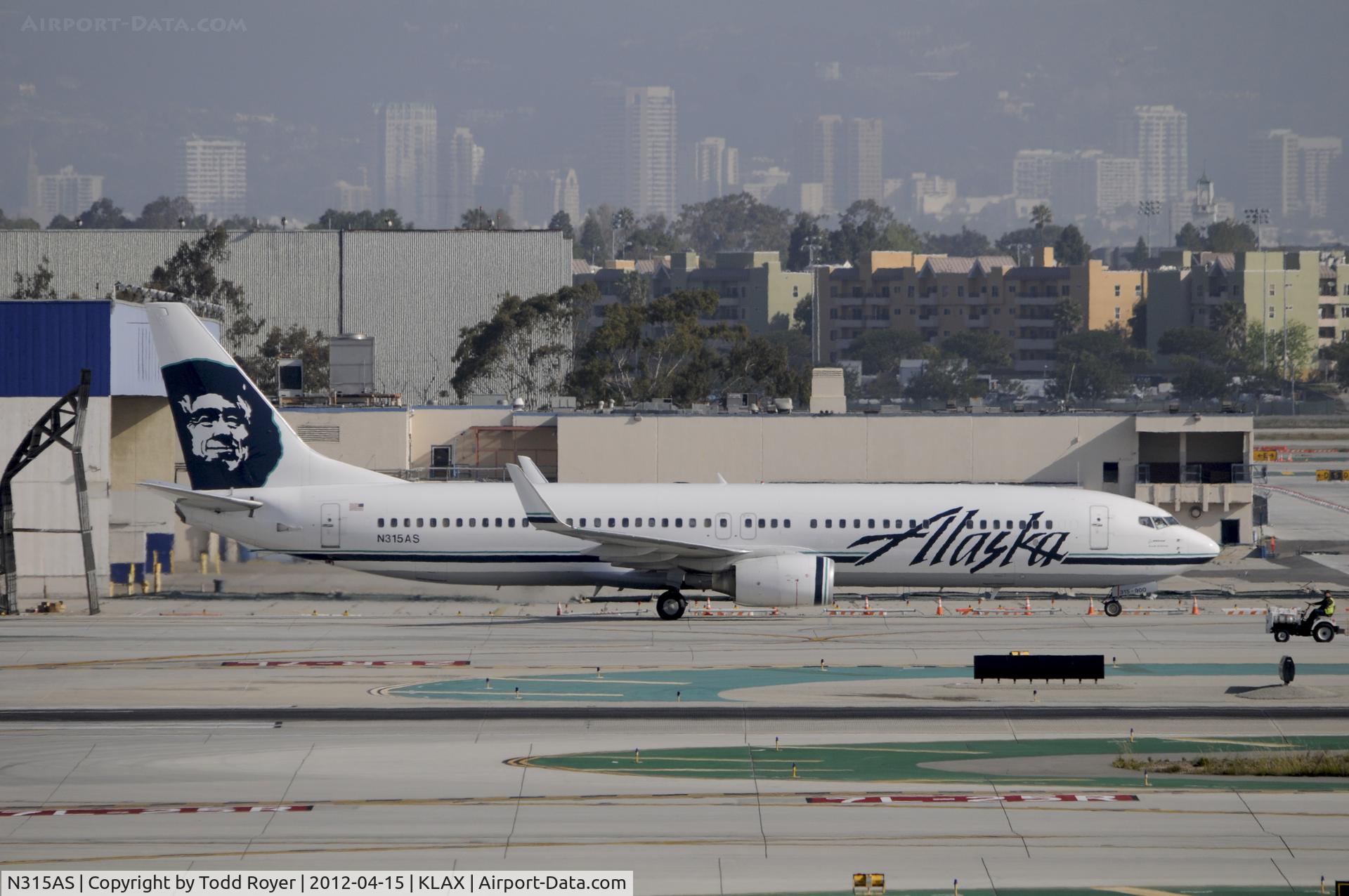 N315AS, 2002 Boeing 737-990 C/N 30019, Taxiing to gate at LAX