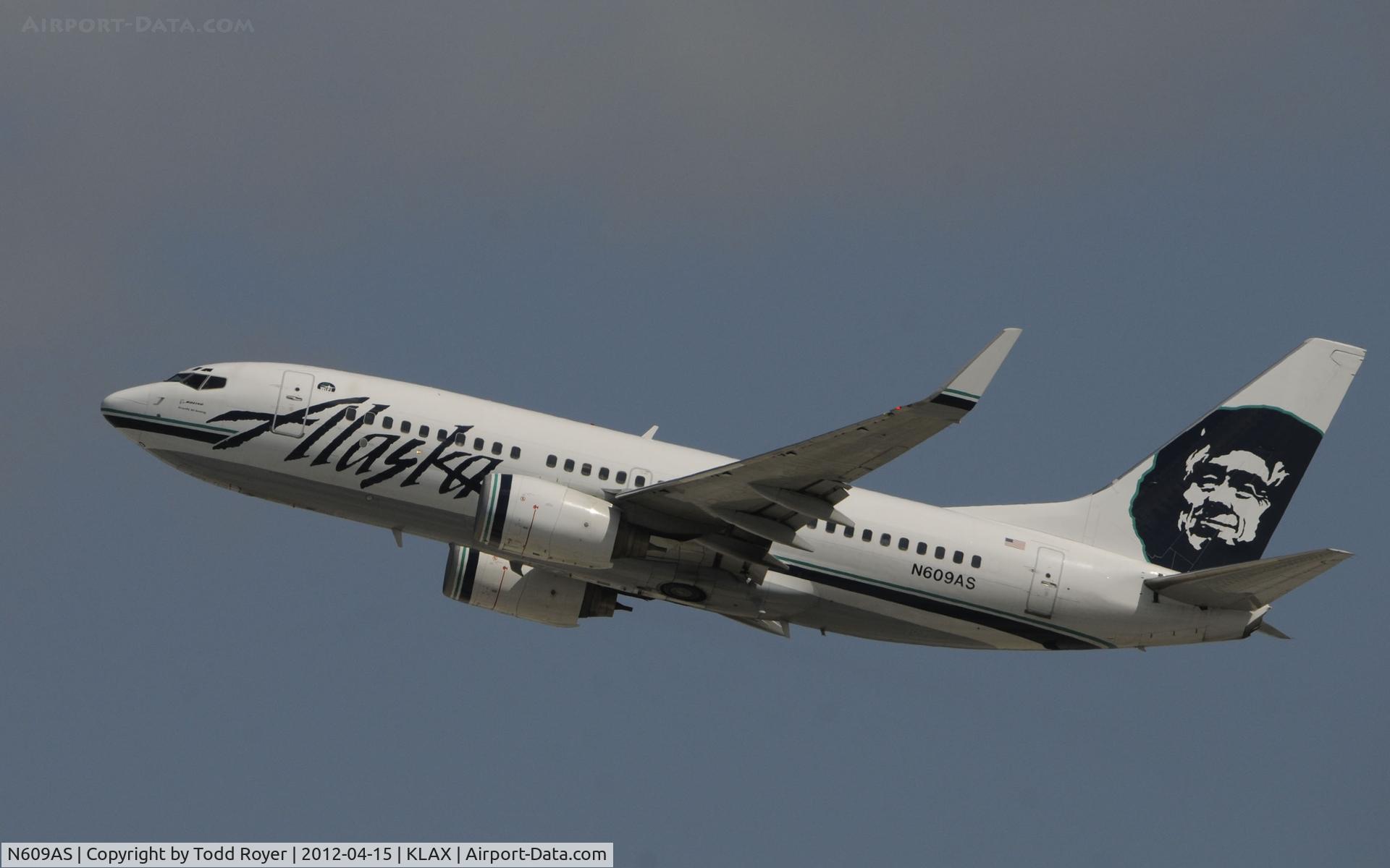 N609AS, 1999 Boeing 737-790 C/N 29752, Departing LAX on 25R