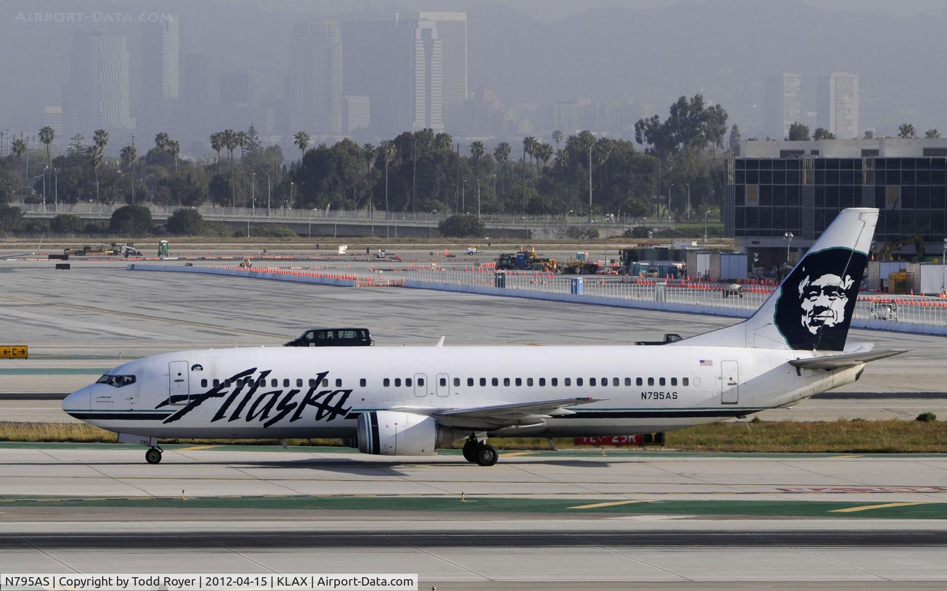 N795AS, 1998 Boeing 737-490 C/N 28890, Taxiing to gate at LAX