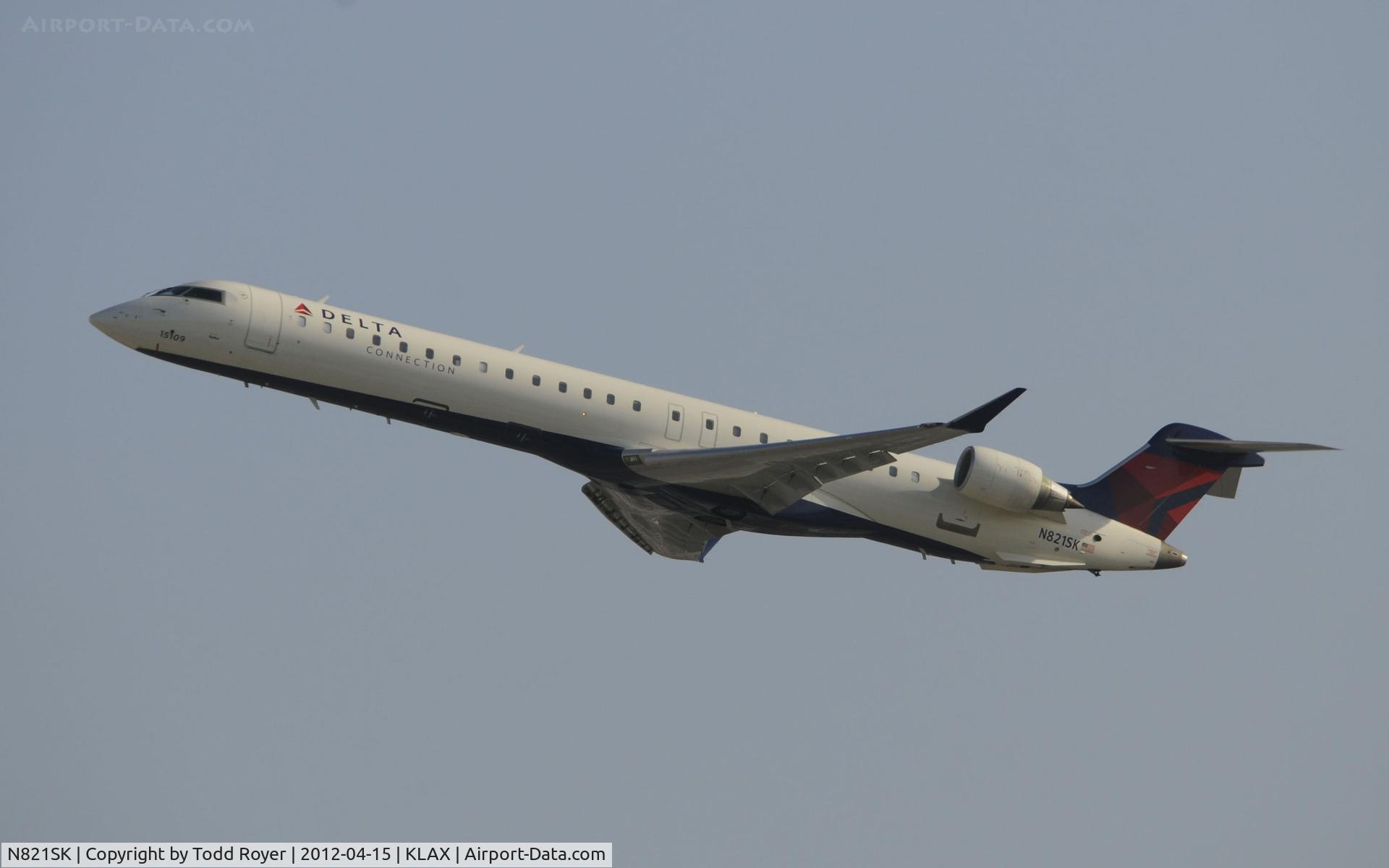 N821SK, 2007 Bombardier CRJ-900ER (CL-600-2D24) C/N 15109, Departing LAX on 25R