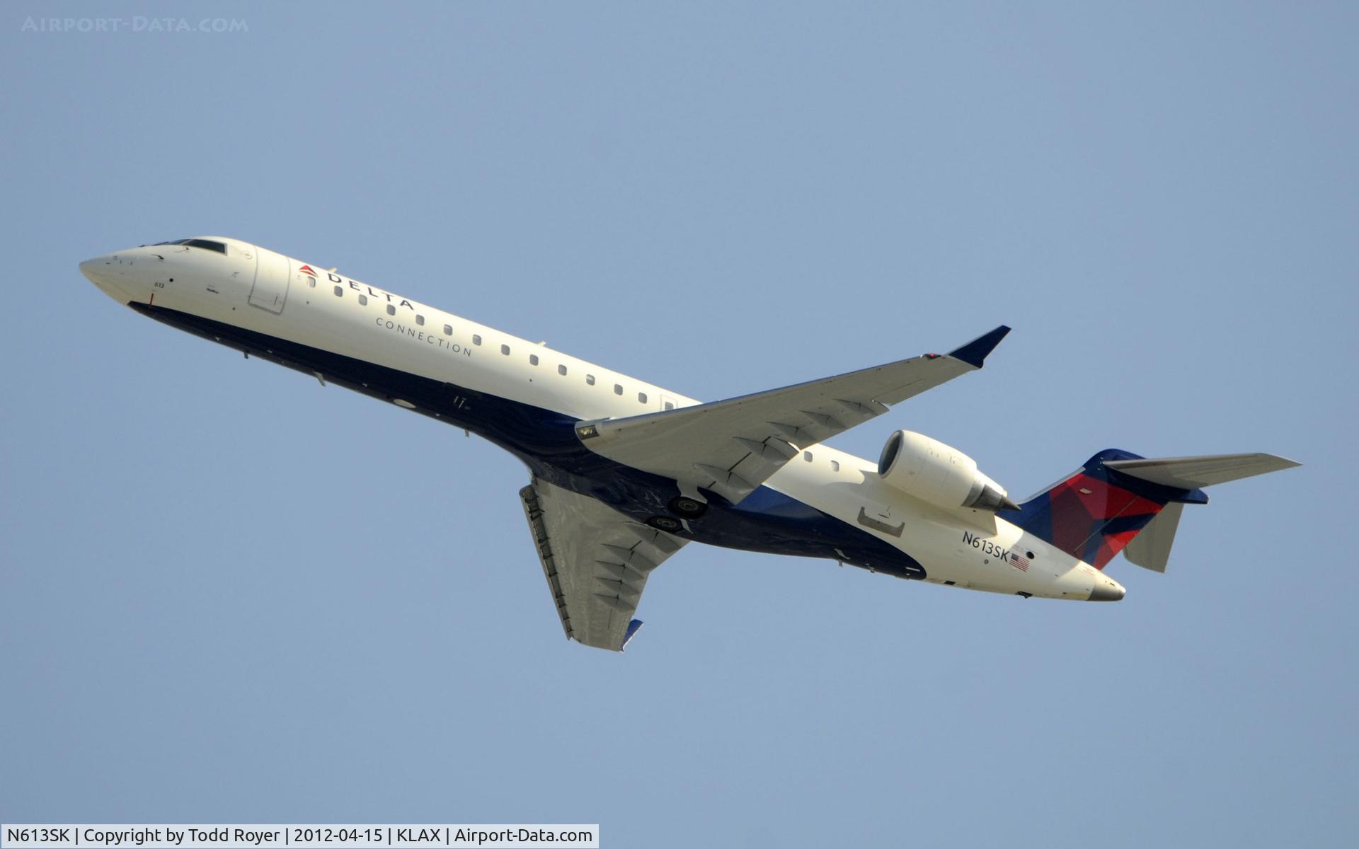 N613SK, 2002 Bombardier CRJ-701 (CL-600-2C10) Regional Jet C/N 10038, Departing LAX on 25R