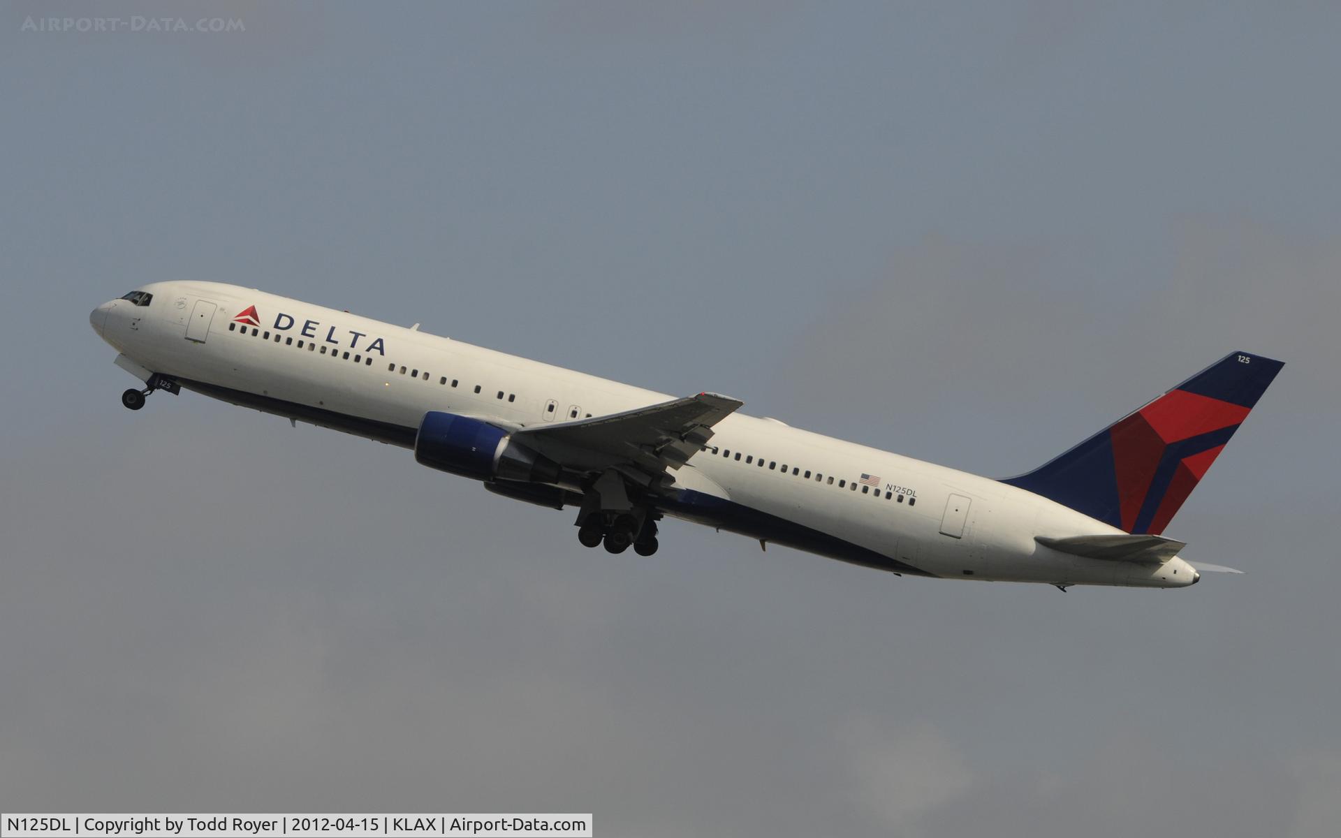 N125DL, 1988 Boeing 767-332 C/N 24075, Departing LAX on 25R