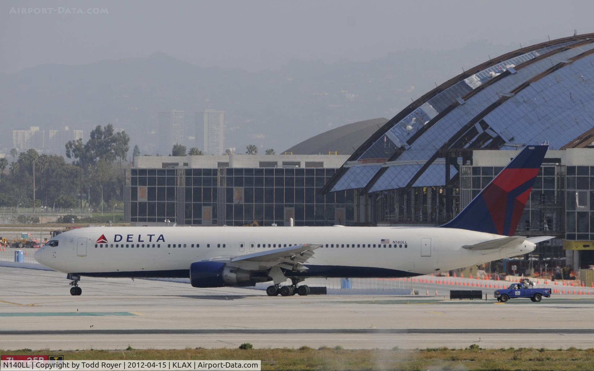 N140LL, 1993 Boeing 767-332 C/N 25988, Taxiing for departure at LAX