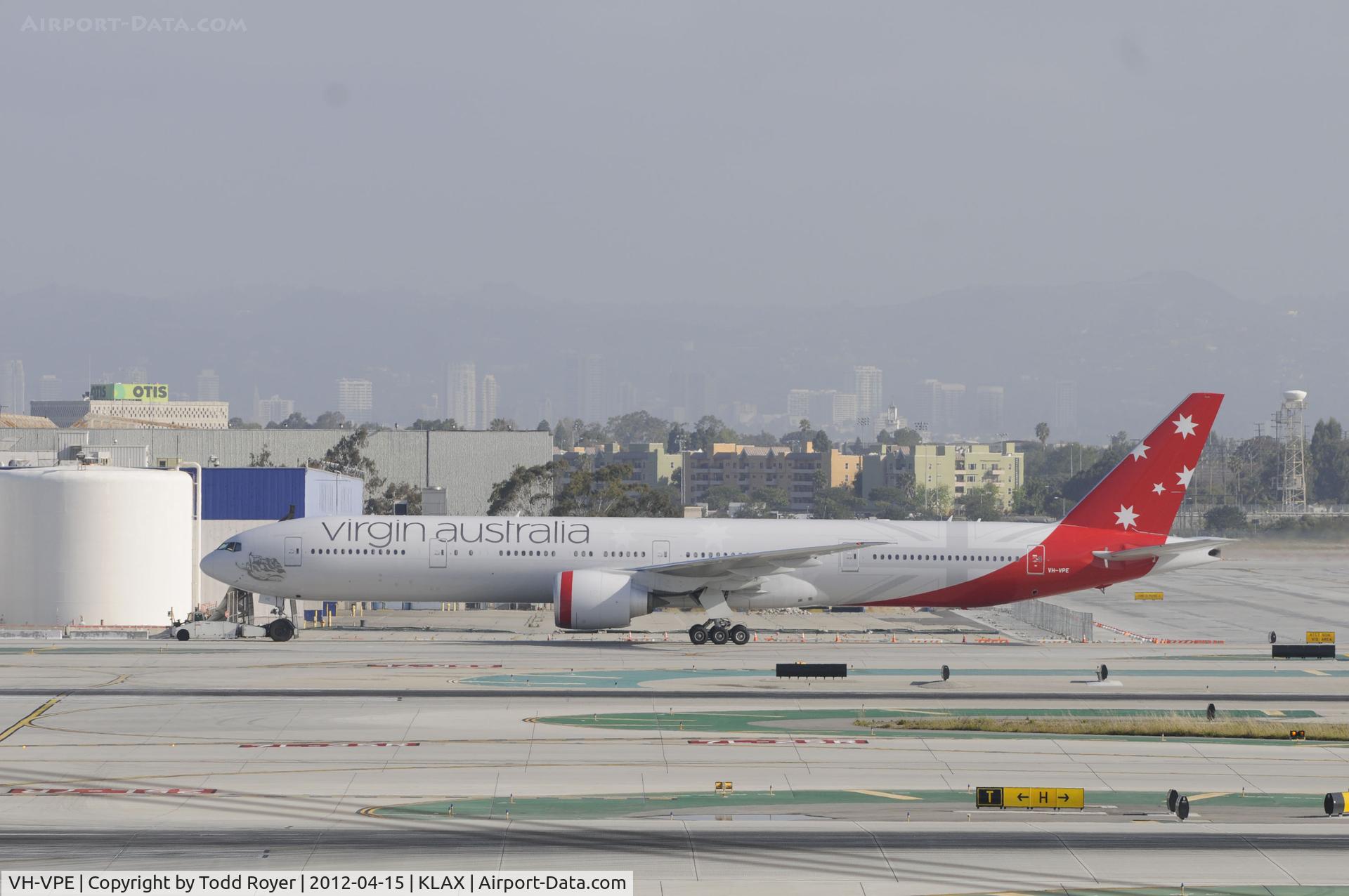 VH-VPE, 2009 Boeing 777-3ZG/ER C/N 37939, Getting towed to storage to wait for next flight