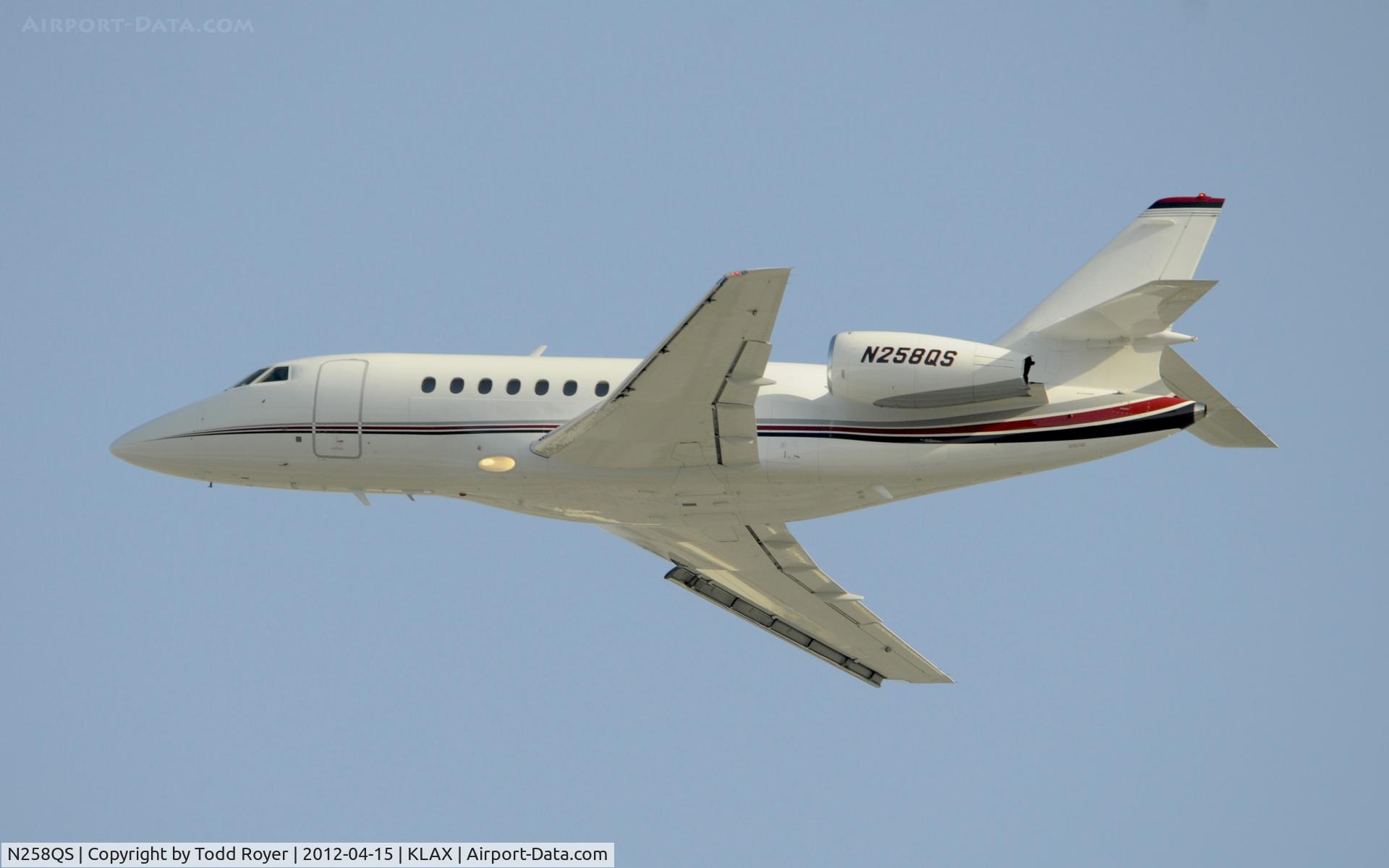 N258QS, 2001 Dassault Falcon 2000 C/N 158, Departing LAX on 25R