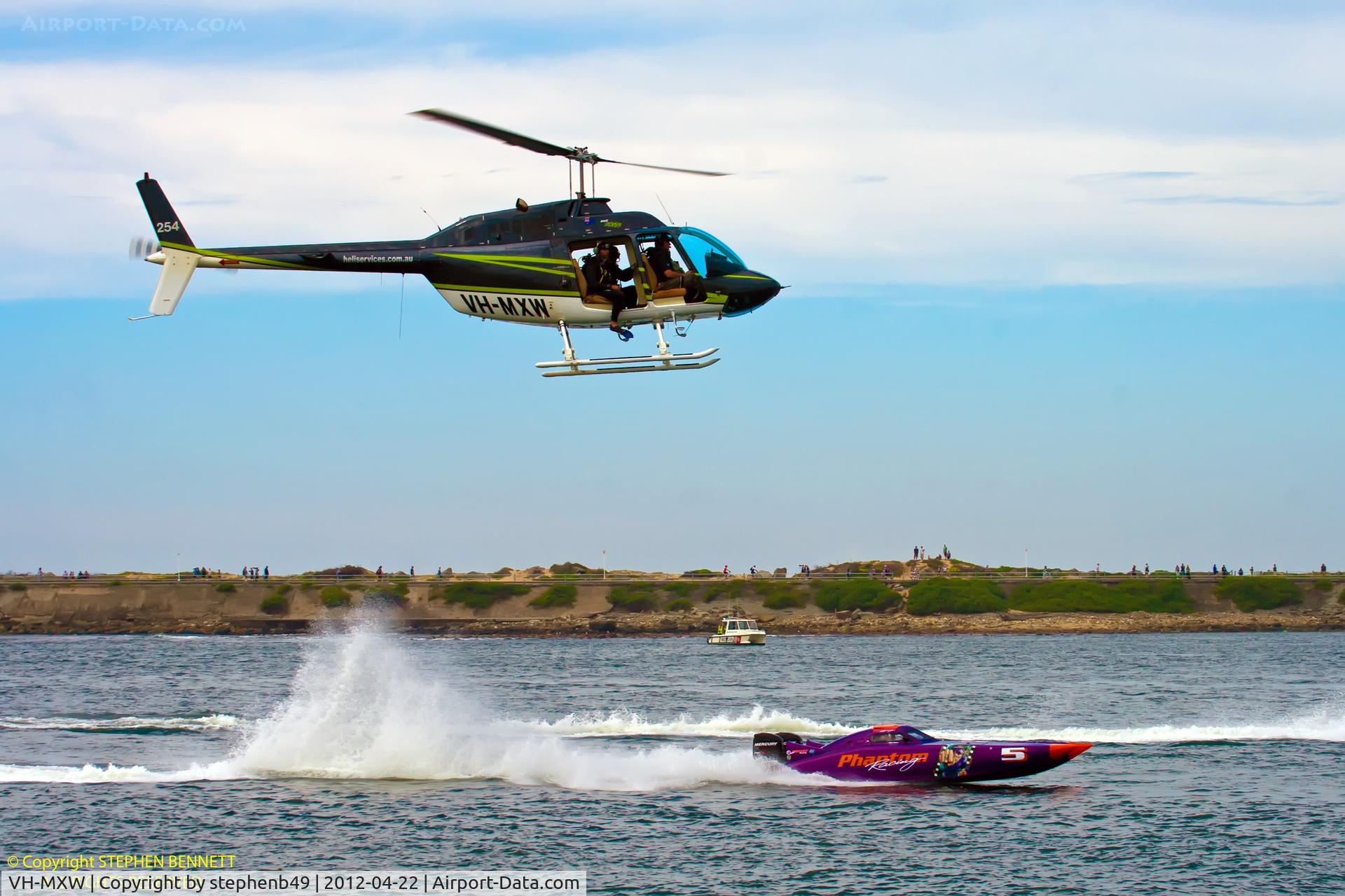 VH-MXW, 1974 Bell 206B JetRanger II C/N 1198, Chasing the Offshore Powerboats on Newcastle Harbour
