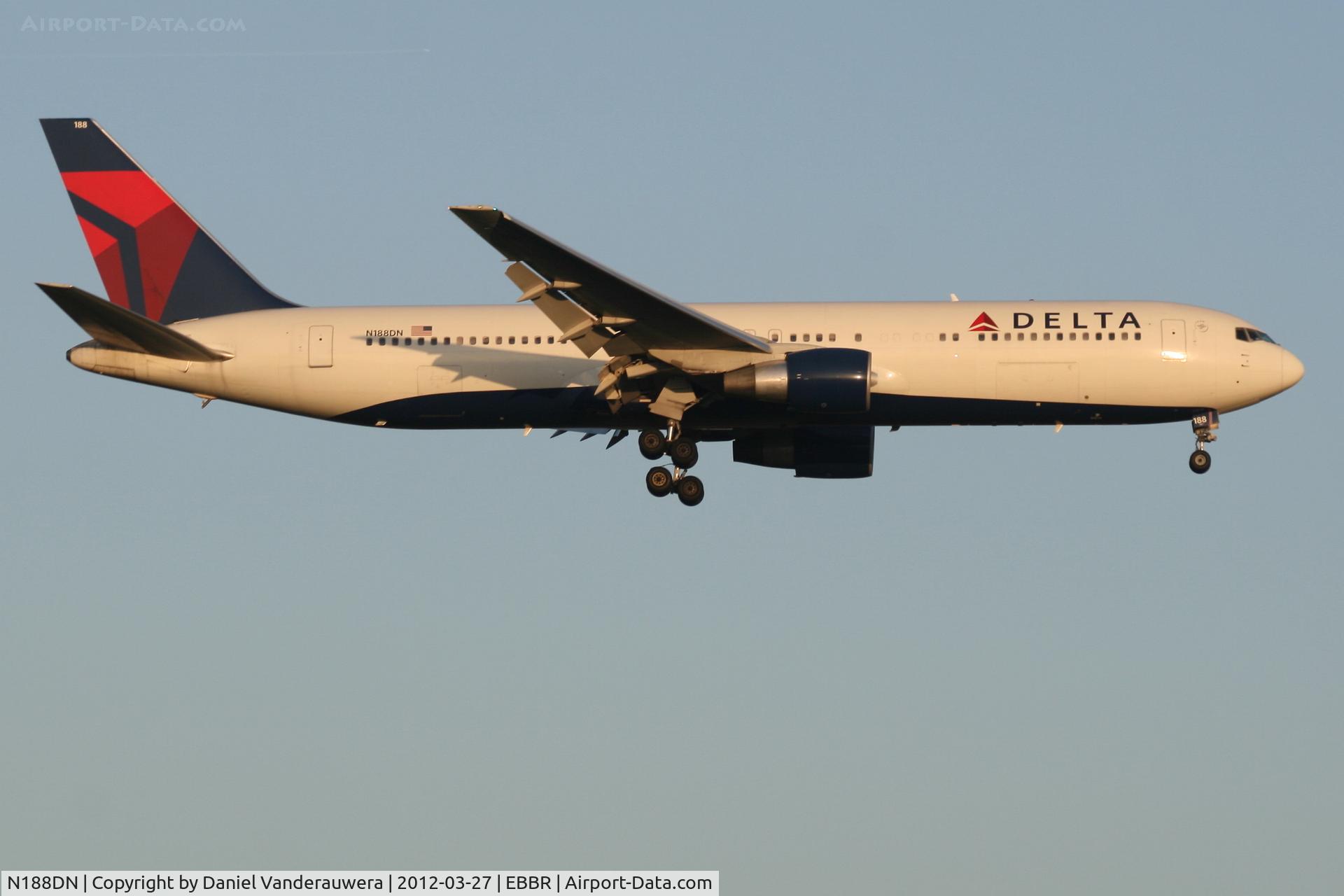 N188DN, 1996 Boeing 767-332 C/N 27583, Early arrival of flight DL080 to RWY 02
