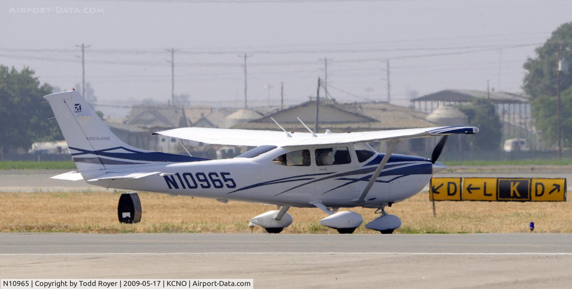 N10965, 2007 Cessna 182T Skylane C/N 18281976, Taxiing for departure at Chino