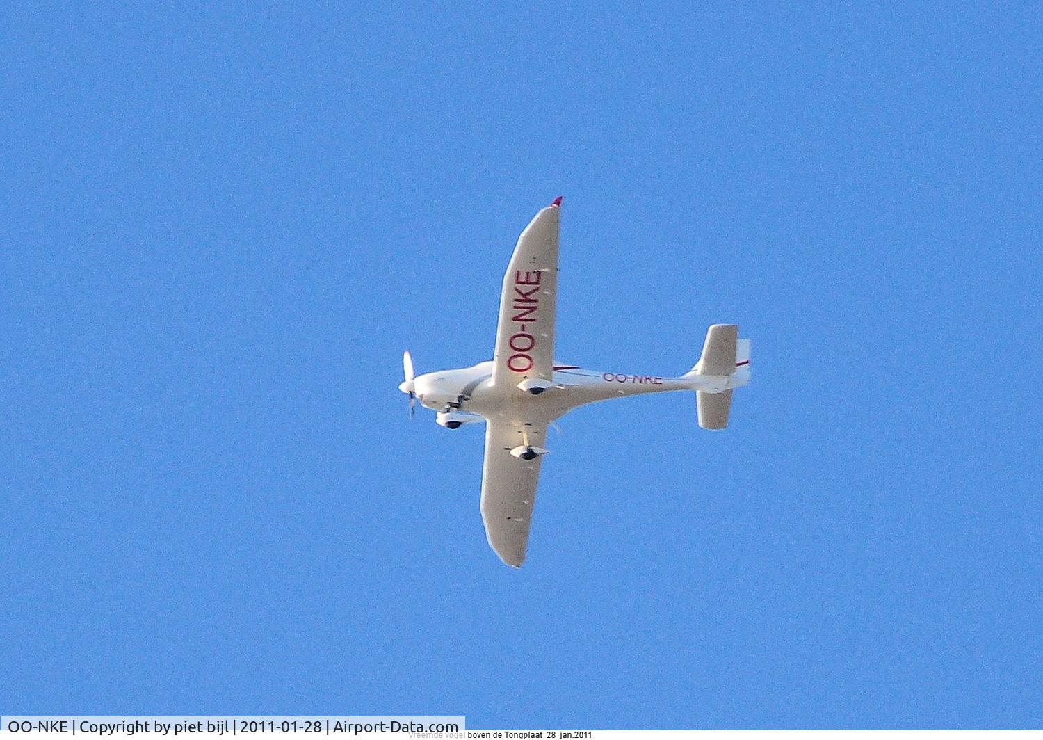 OO-NKE, 2006 Aquila A210 (AT01) C/N AT01-149, vliegt boven Dordrecht (NL)