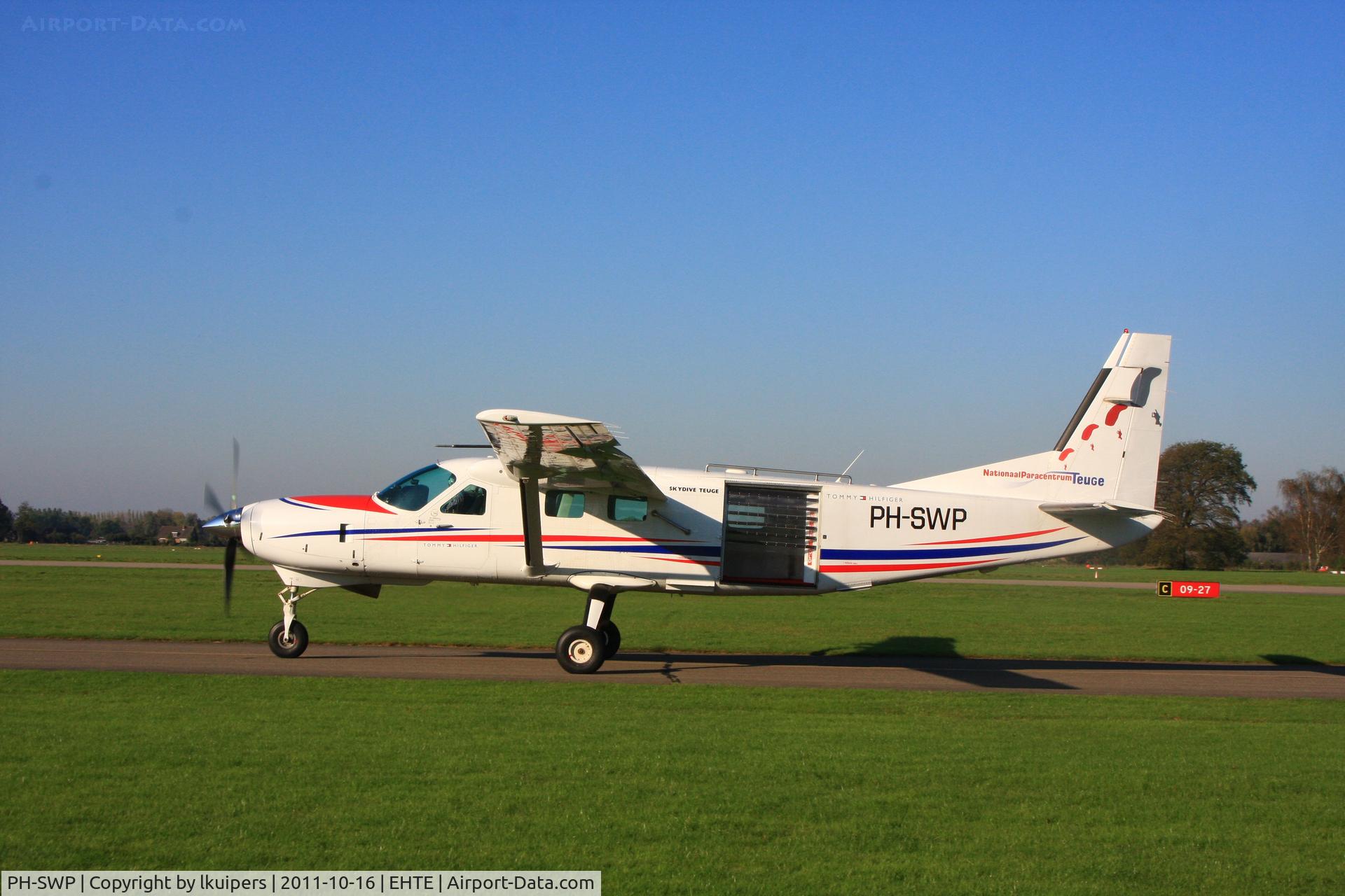 PH-SWP, 2005 Cessna 208B Super Cargomaster C/N 208B1124, On a sunny afternoon para activity was high at Teuge Airport. Two Cessna Caravans were active that day