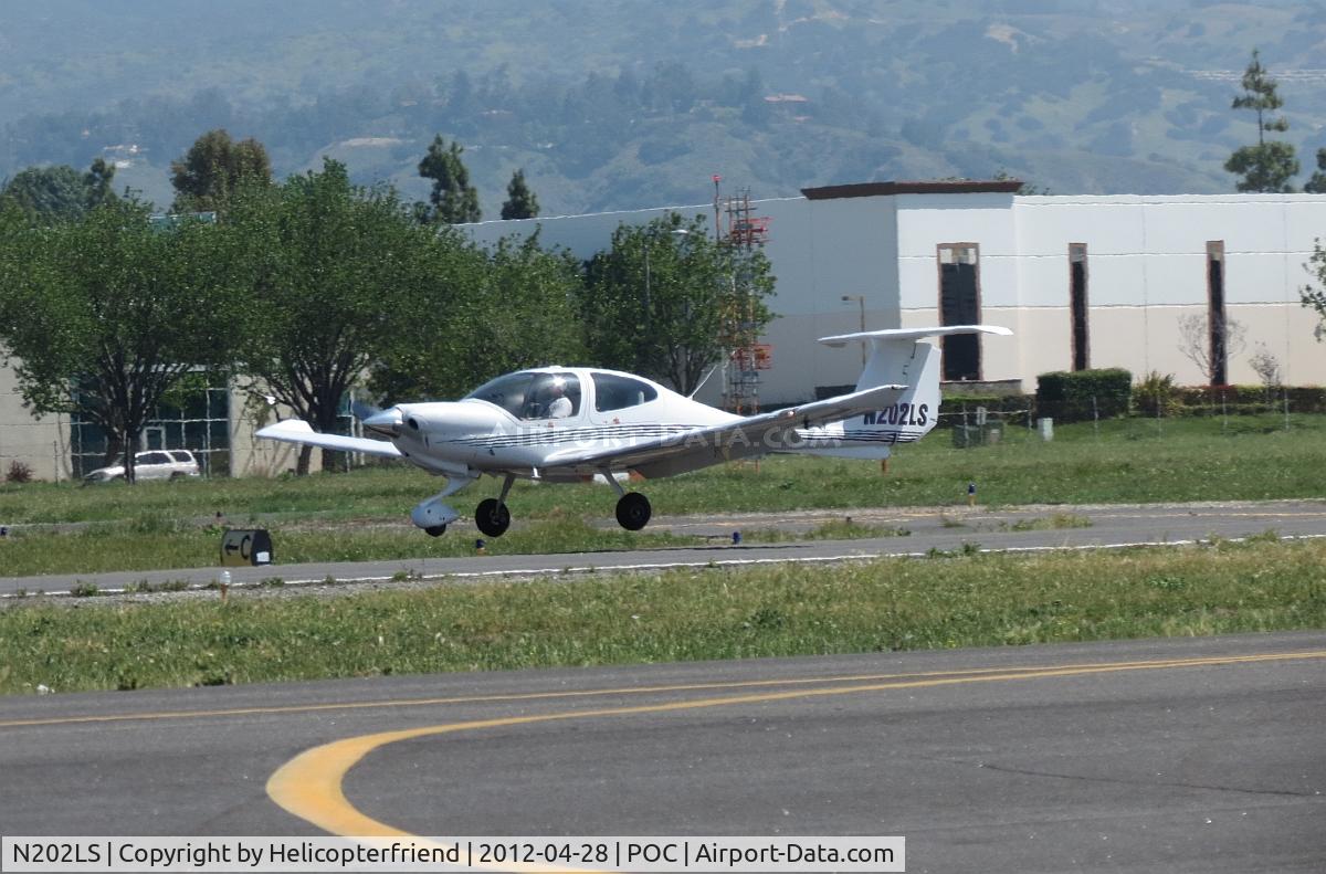 N202LS, 2004 Diamond DA-40 Diamond Star C/N 40.459, Getting ready to set down on 26L