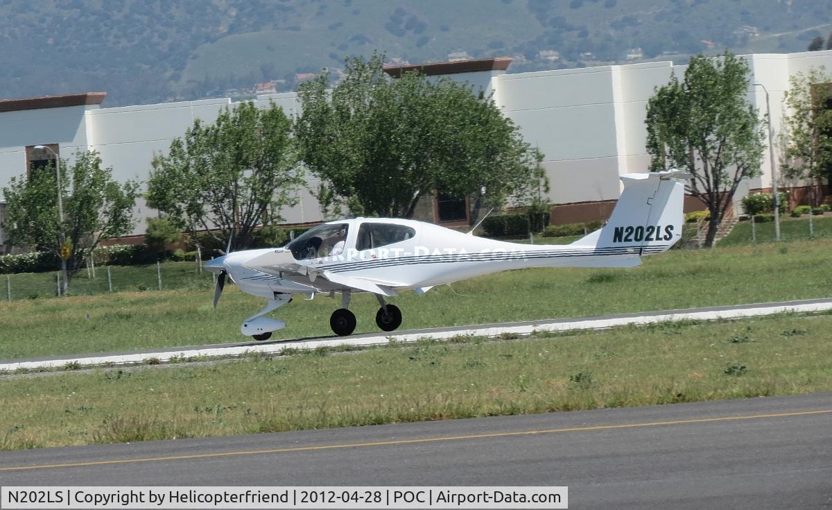 N202LS, 2004 Diamond DA-40 Diamond Star C/N 40.459, Down and starting the roll out