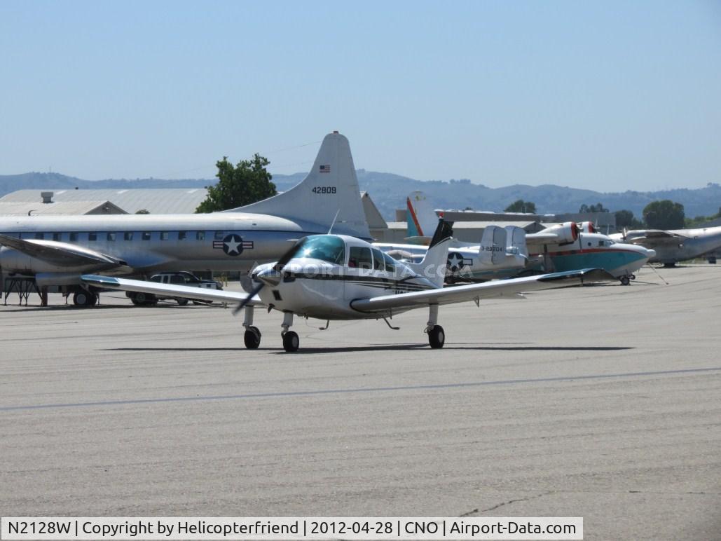 N2128W, 1973 Beech C23 Sundowner 180 C/N M-1504, Taxiing eastbound