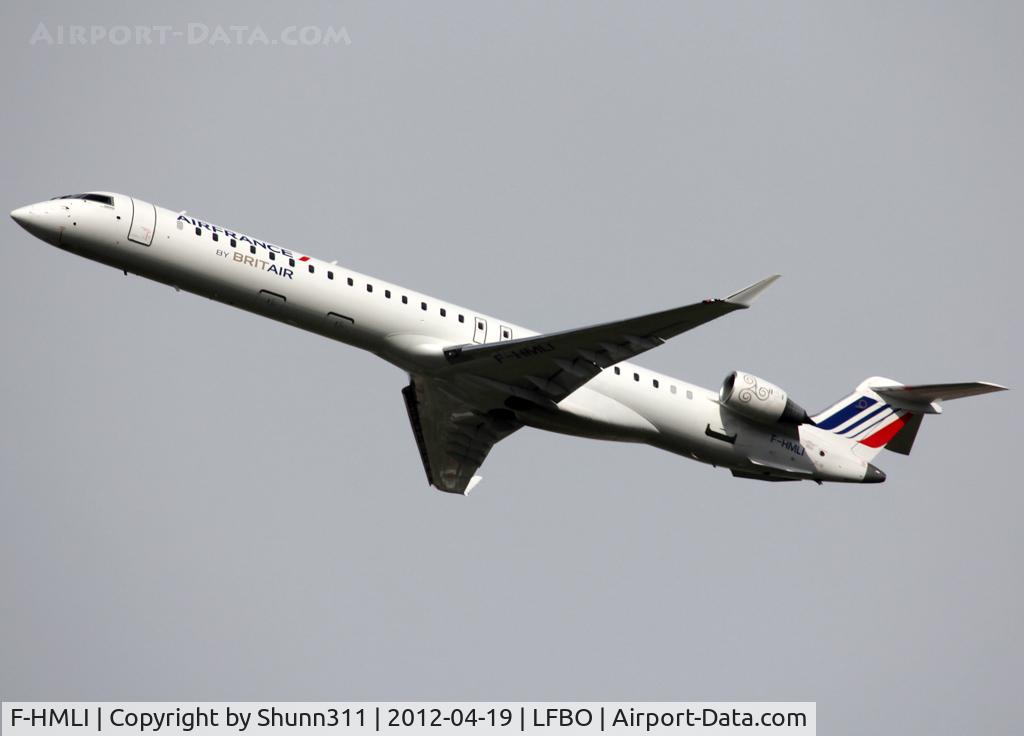 F-HMLI, 2011 Bombardier CRJ-1000EL NG (CL-600-2E25) C/N 19014, Taking off...