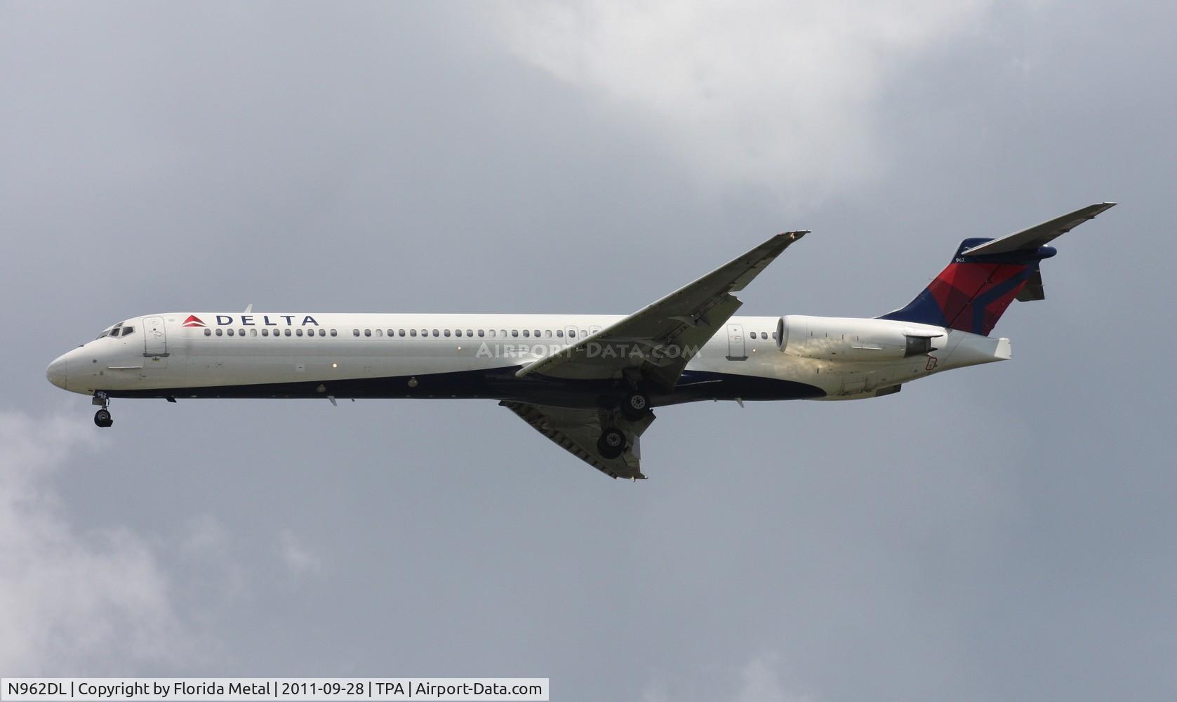 N962DL, 1990 McDonnell Douglas MD-88 C/N 49981, Delta MD-88