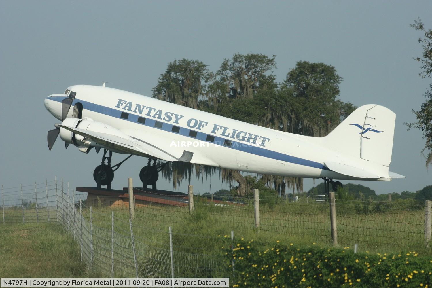N4797H, 1943 Douglas DC-3 C/N 25623, DC-3 along I-4