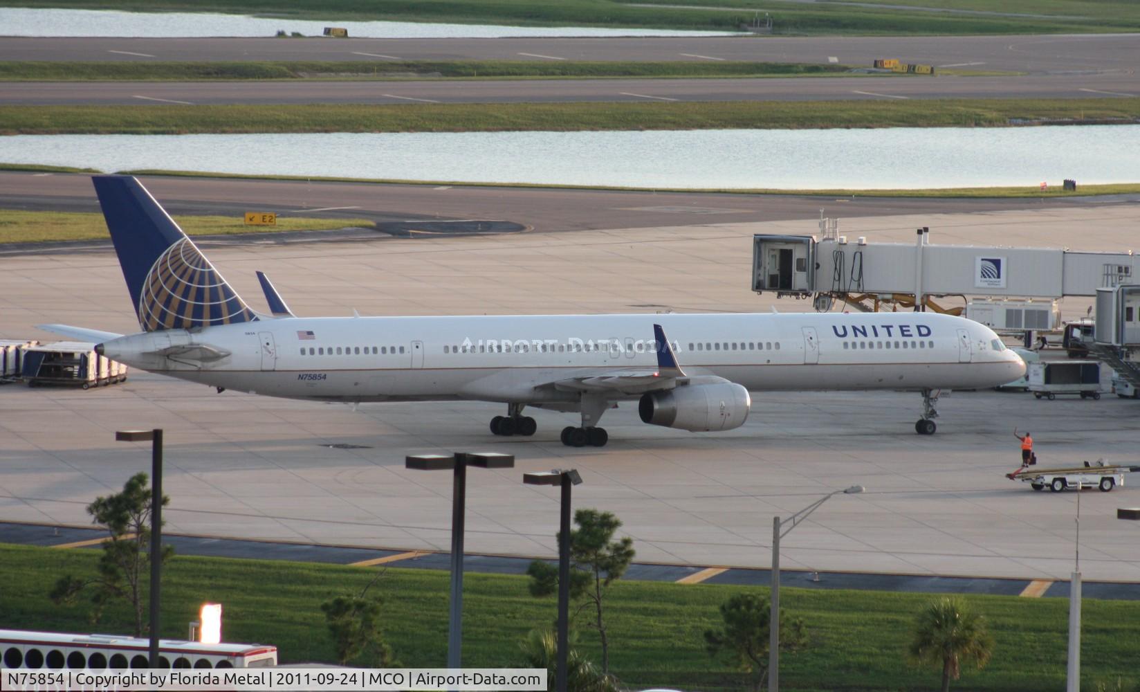 N75854, 2002 Boeing 757-324 C/N 32813, United 757-300