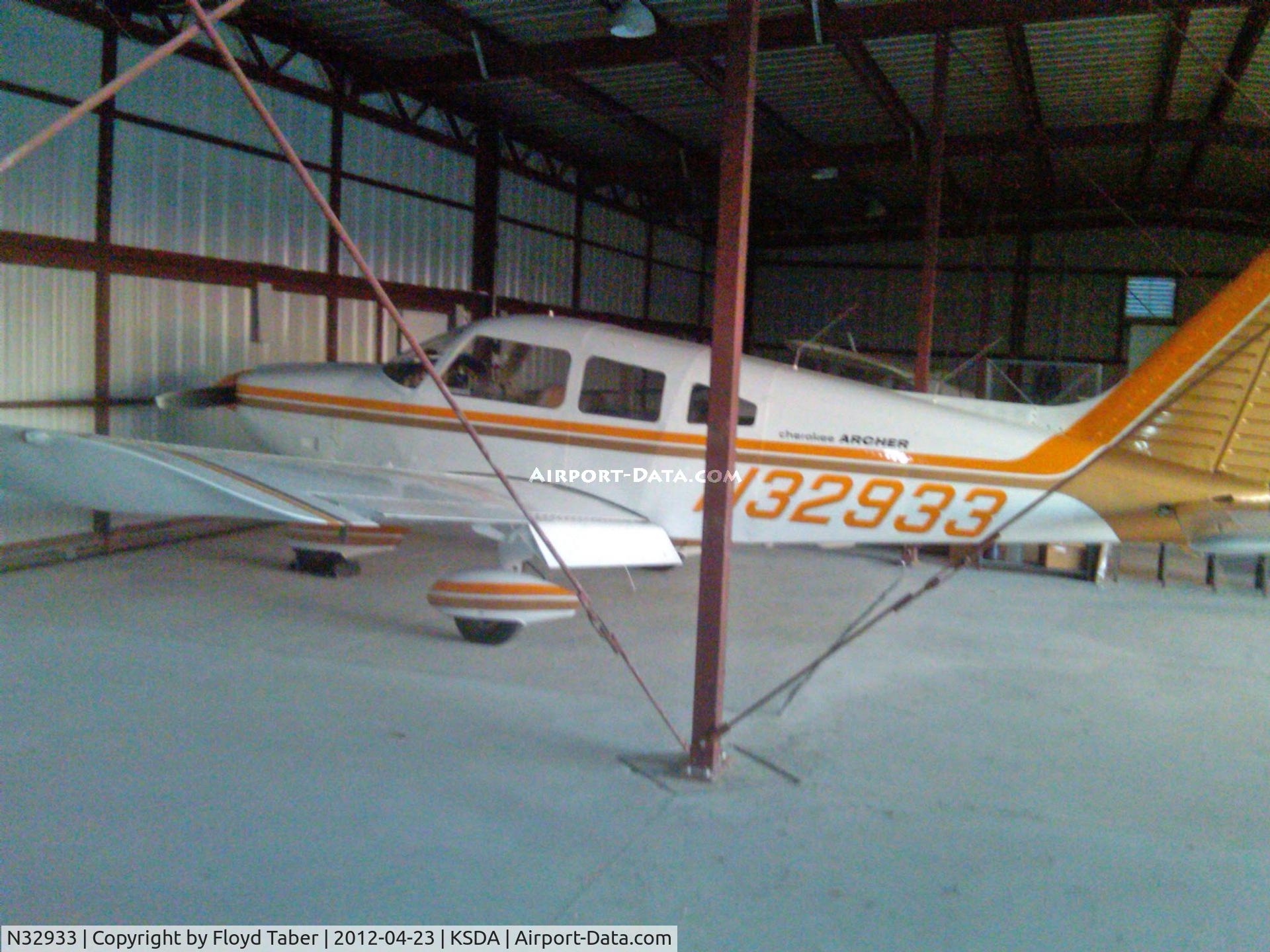 N32933, 1974 Piper PA-28-180 C/N 28-7505103, In the hangar at Shenandoah Municipal