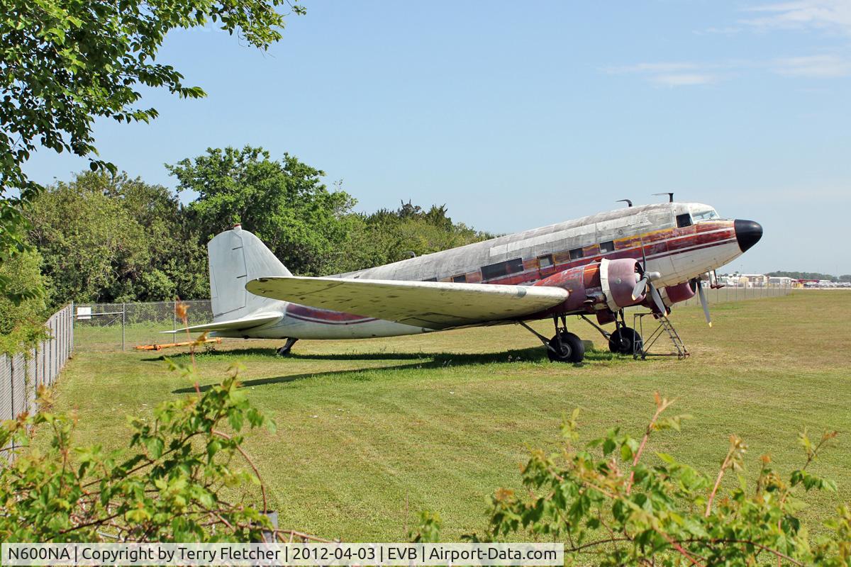 N600NA, 1940 Douglas DC-3A-228D C/N 3291, At New Smyrna Beach Airport