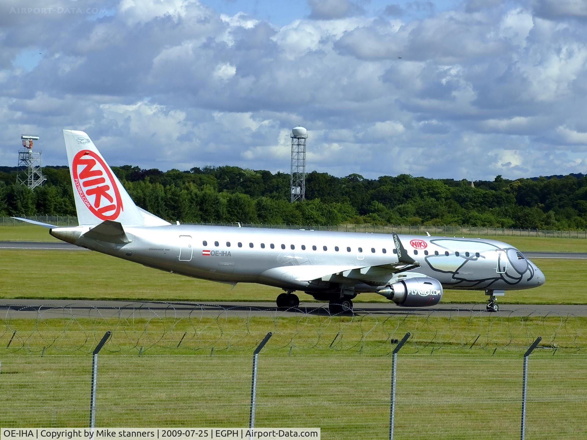OE-IHA, 2009 Embraer 190LR (ERJ-190-100LR) C/N 19000285, Niki EMB-190 Taxiing to the Terminal