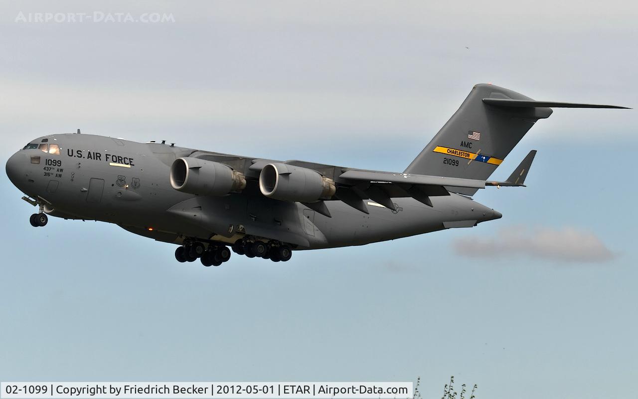 02-1099, 2002 Boeing C-17A Globemaster III C/N P-99, on final RW26
