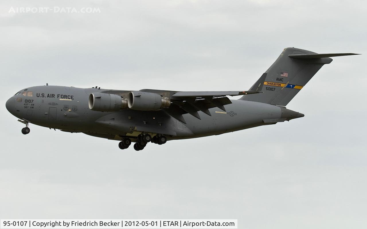 95-0107, 1995 McDonnell Douglas C-17A Globemaster III C/N P-32, on final RW26