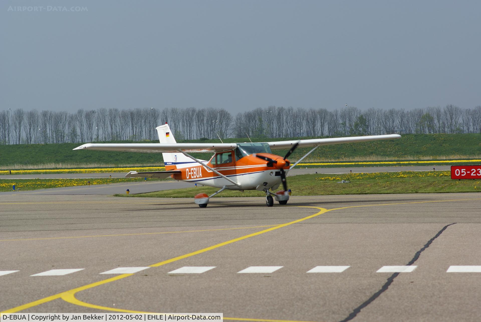 D-EBUA, Cessna 182Q Skylane Skylane C/N 18266882, Airport Lelystad. Just arrived.