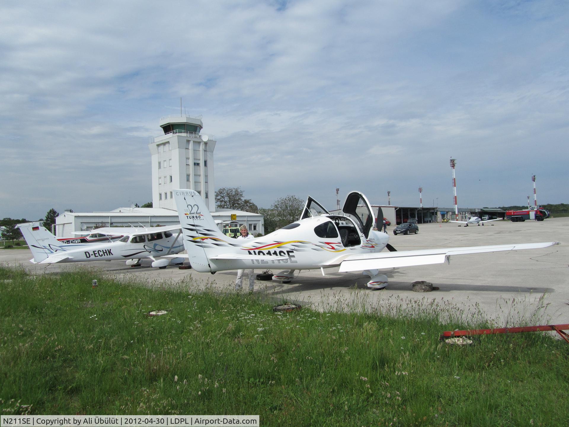 N211SE, 2006 Cirrus SR22 SE Turbo C/N 2208, Pilots Doing Preflight Check in Pula/CRO